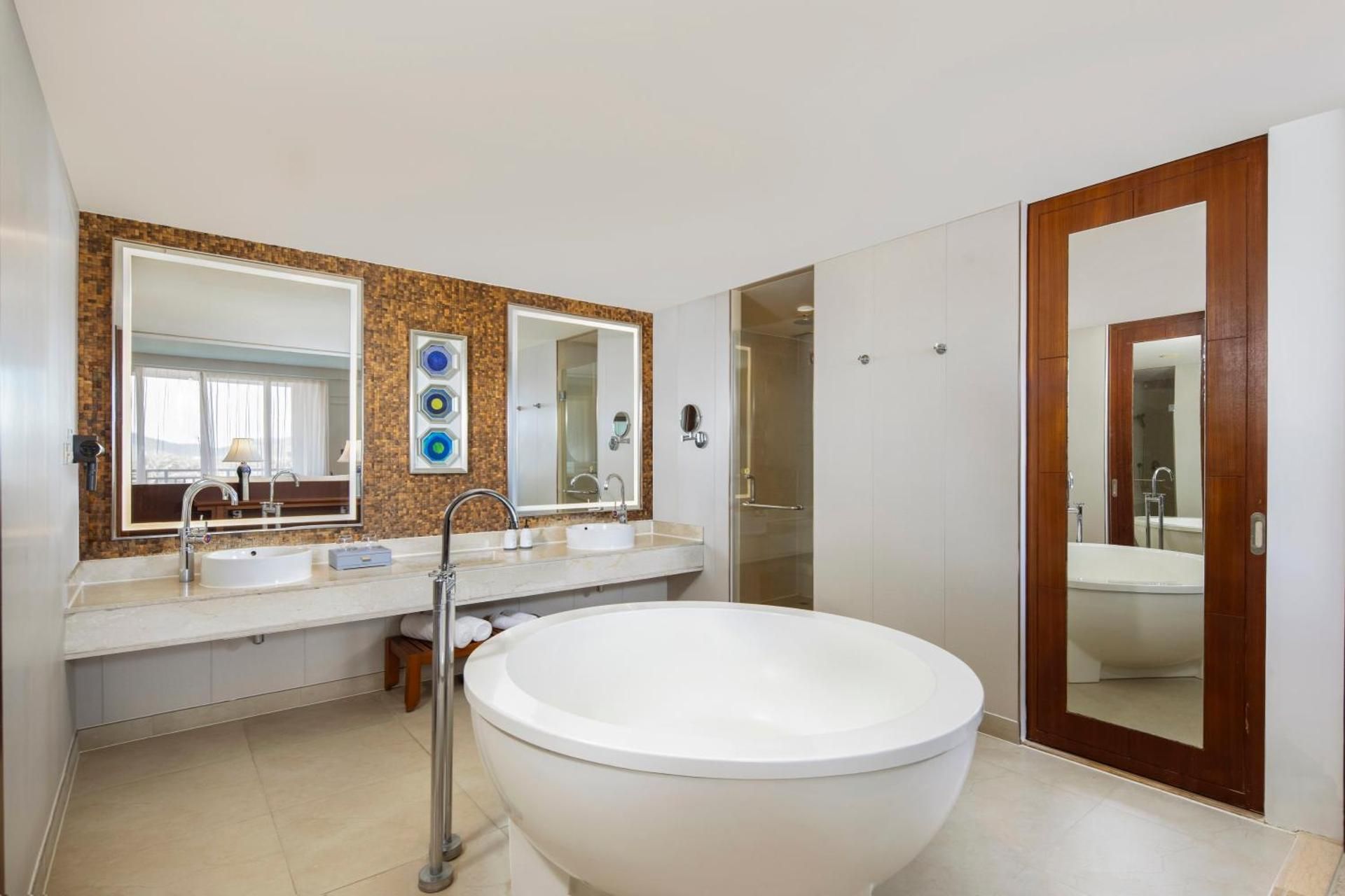 Suite,1 King Size Bed, One Bedroom and One Livingroom
