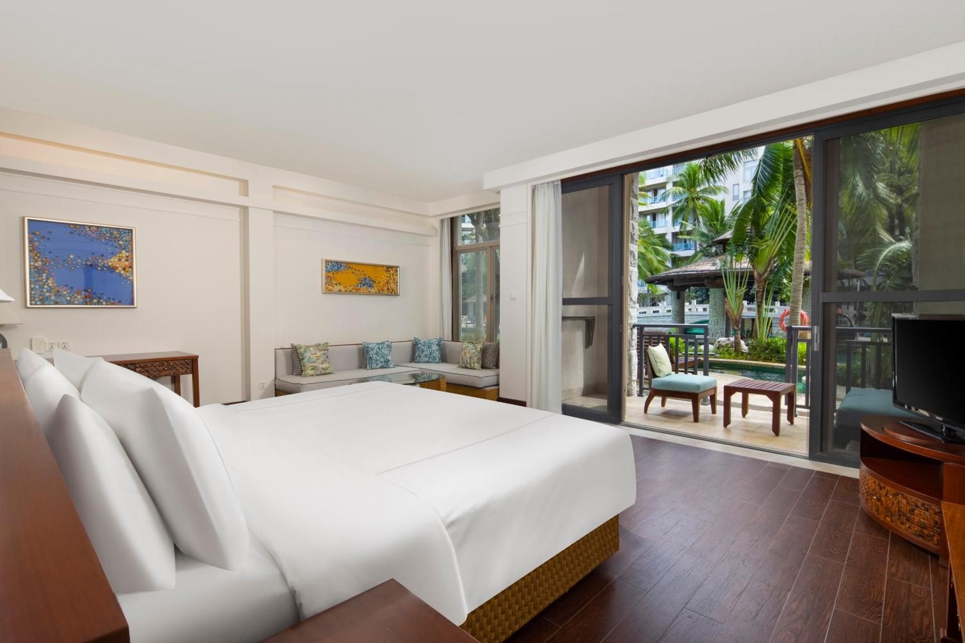 Swiss Signature Room, 1 King Size Bed, Connect with Public Swimming Pool