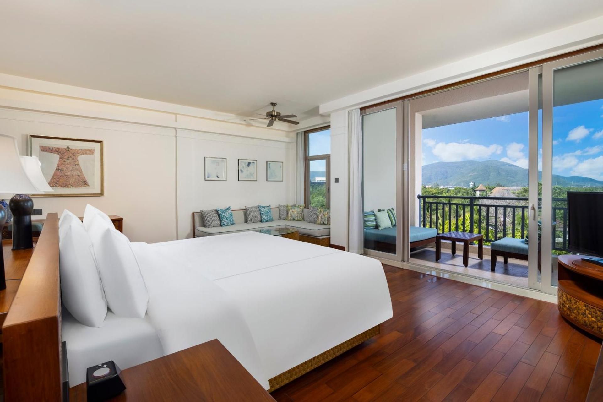 Suite,1 King Size Bed, One Bedroom and One Livingroom