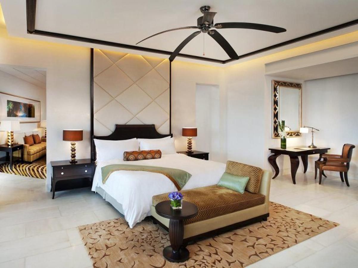 St. Regis Suite, 1 Bedroom Suite, 1 King, Garden view, Balcony
