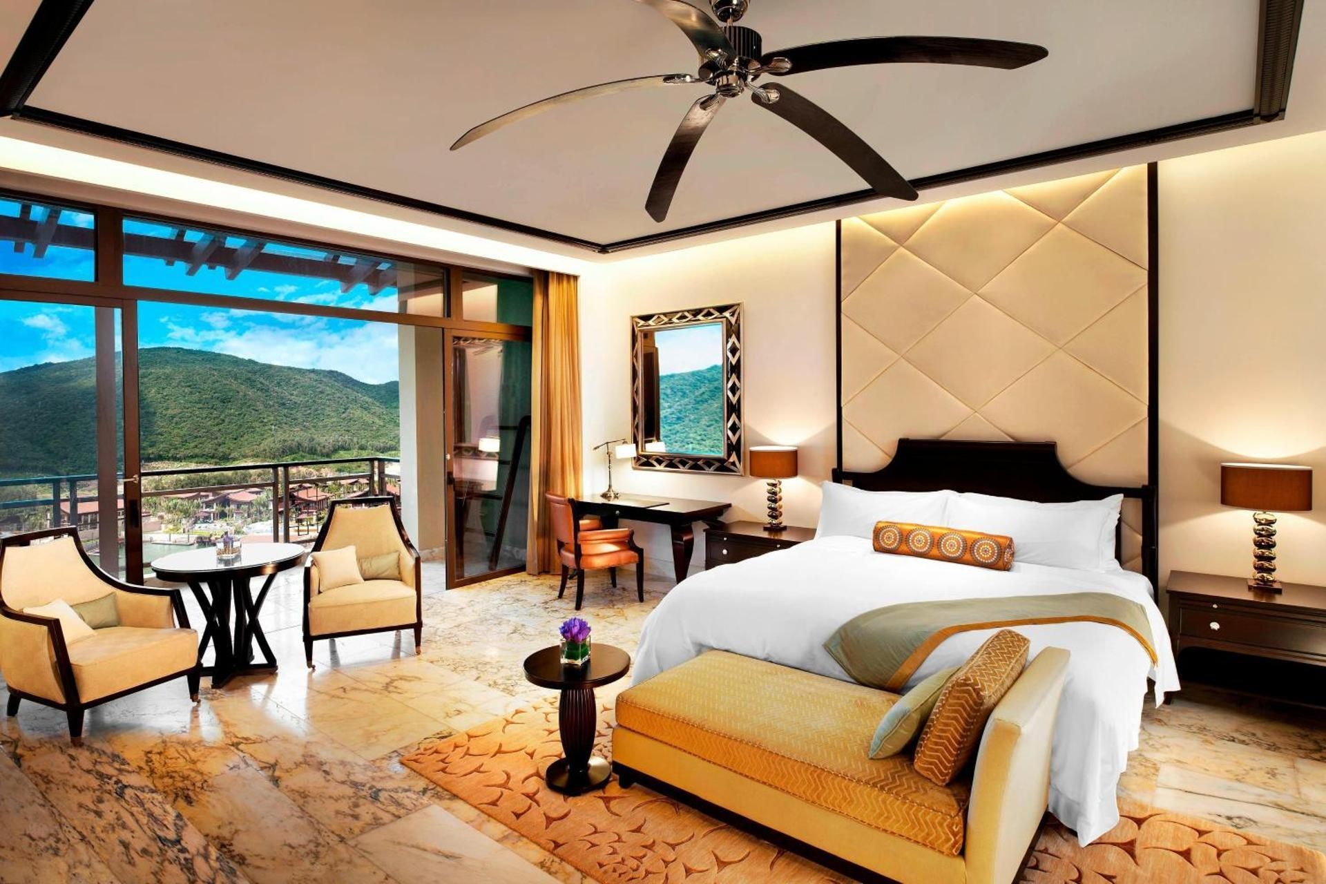 Island Marina View Room, Guest room, 1 King, Island view, Balcony