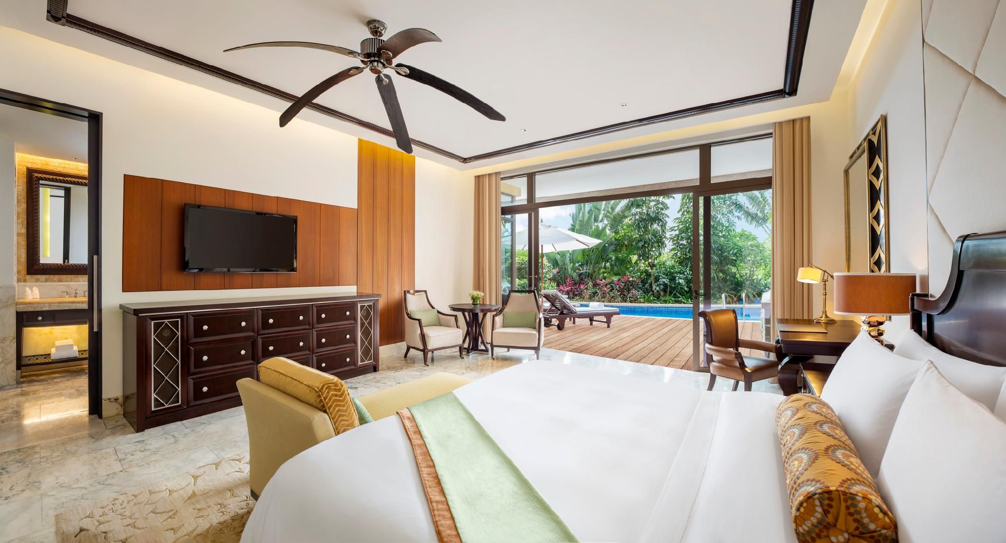 Lagoon Room, Guest room, 1 King, Lagoon view, Pool access, Balcony