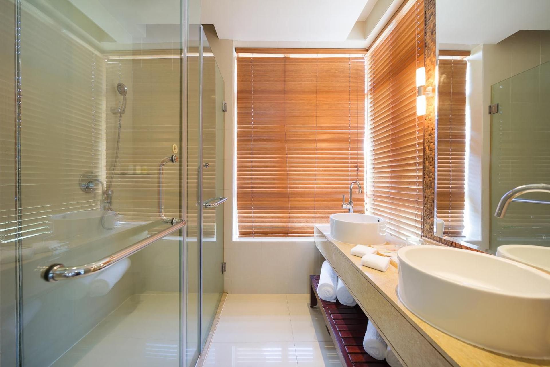 Exclusive King Suite with One King Bed, One Single Bed and Mountain View
