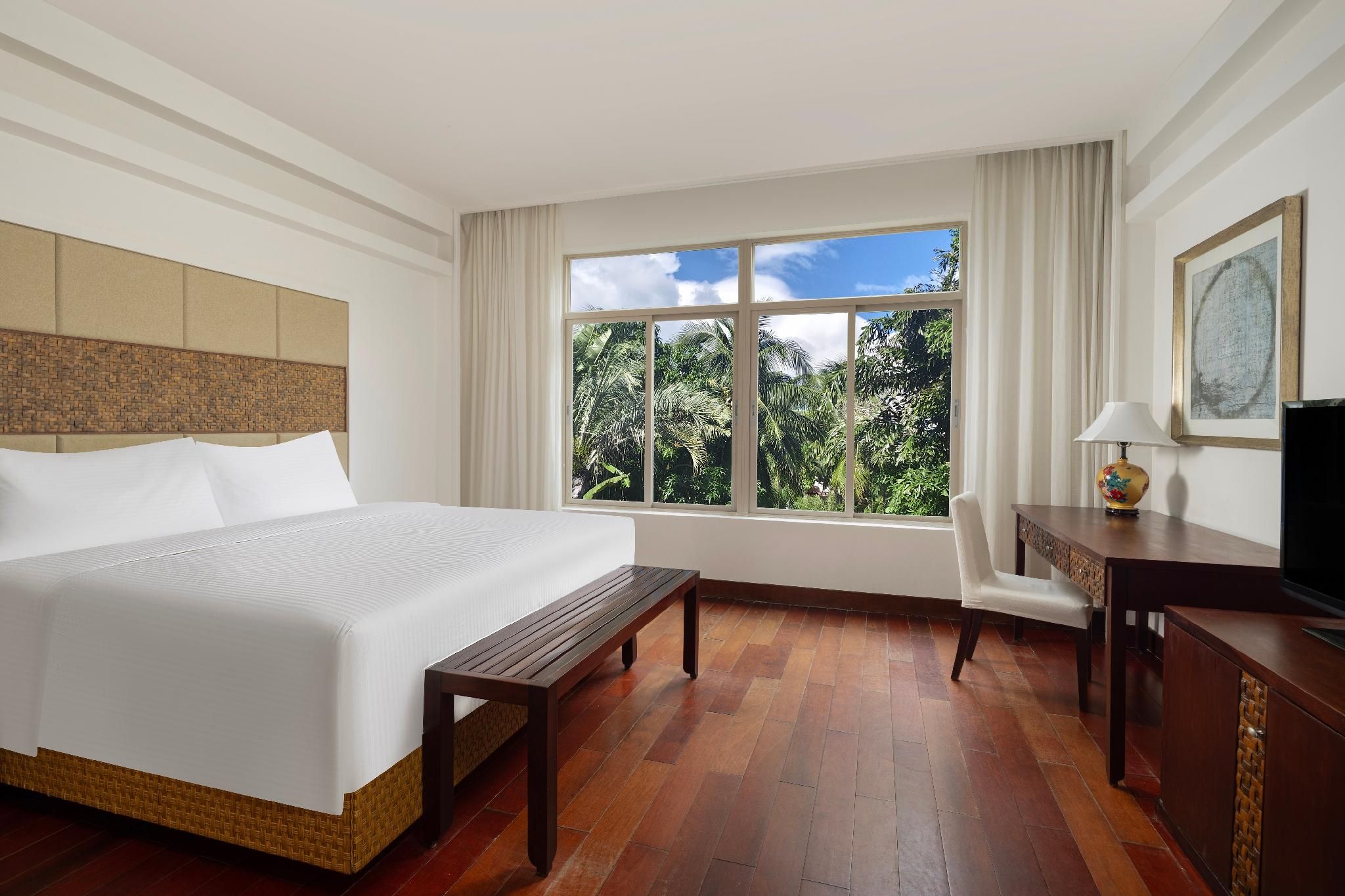 Deluxe Room, 1 King Size Bed, Pool View