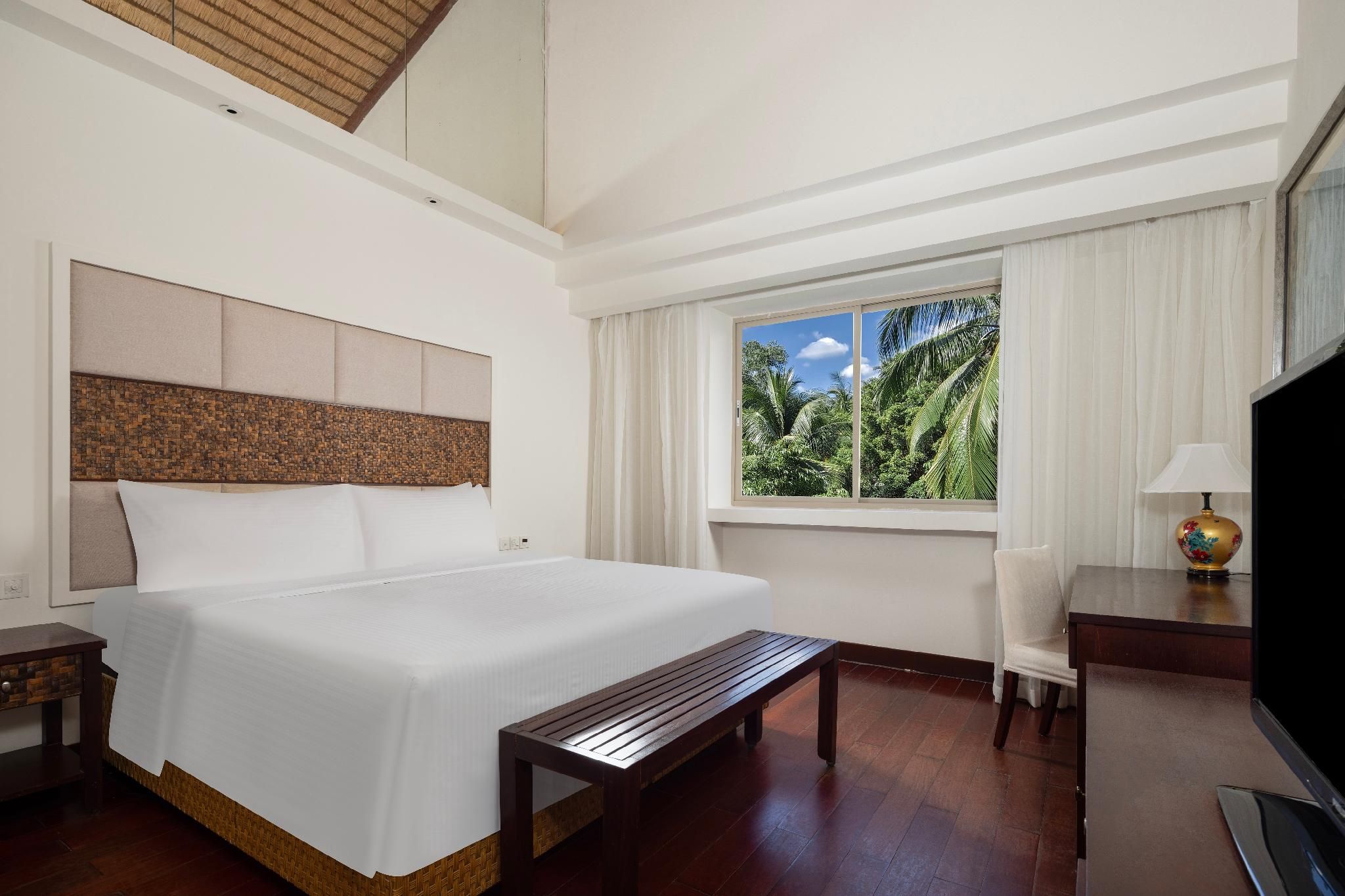 Deluxe Room, 1 King Size Bed, Pool View
