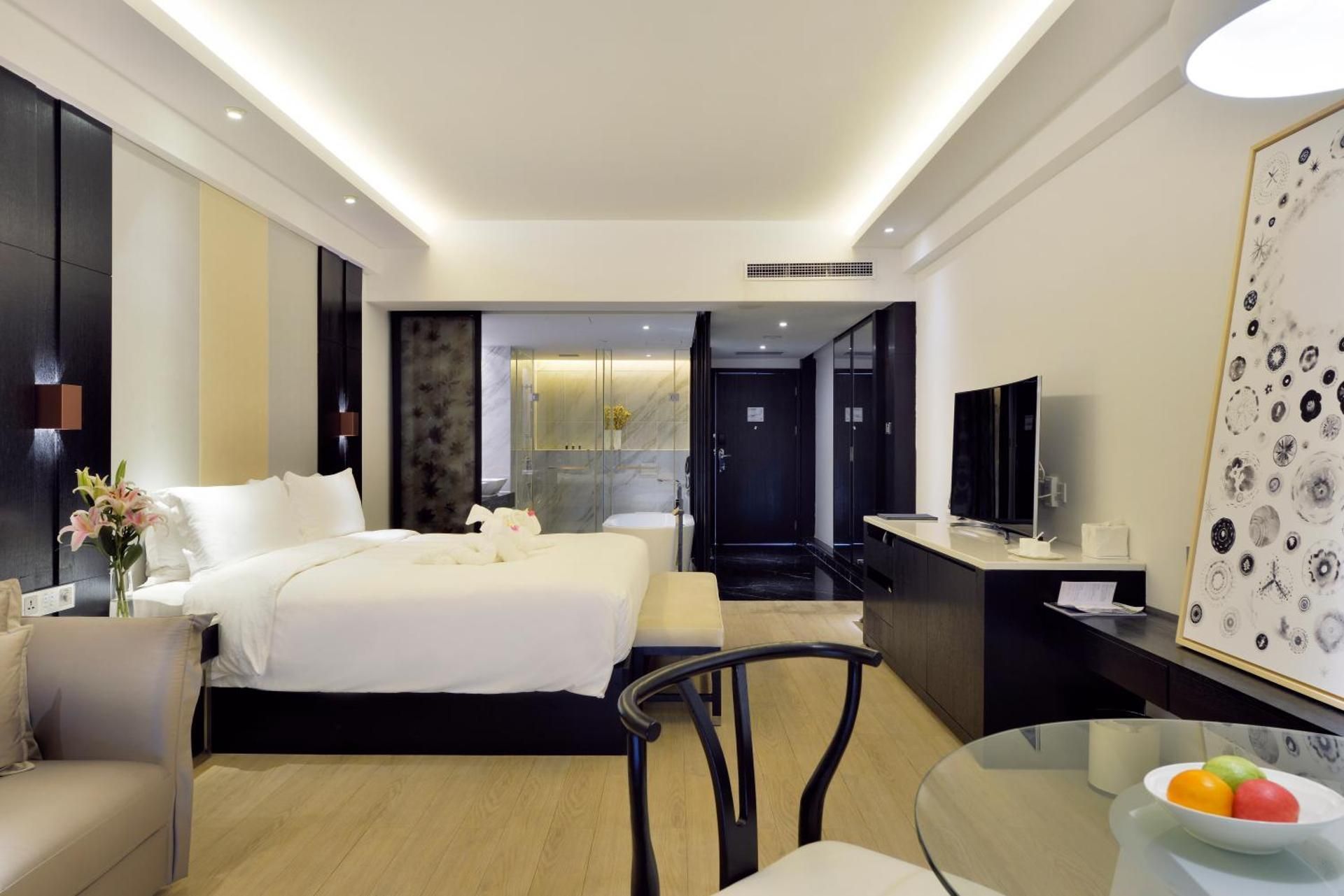Deluxe Pool View King Room