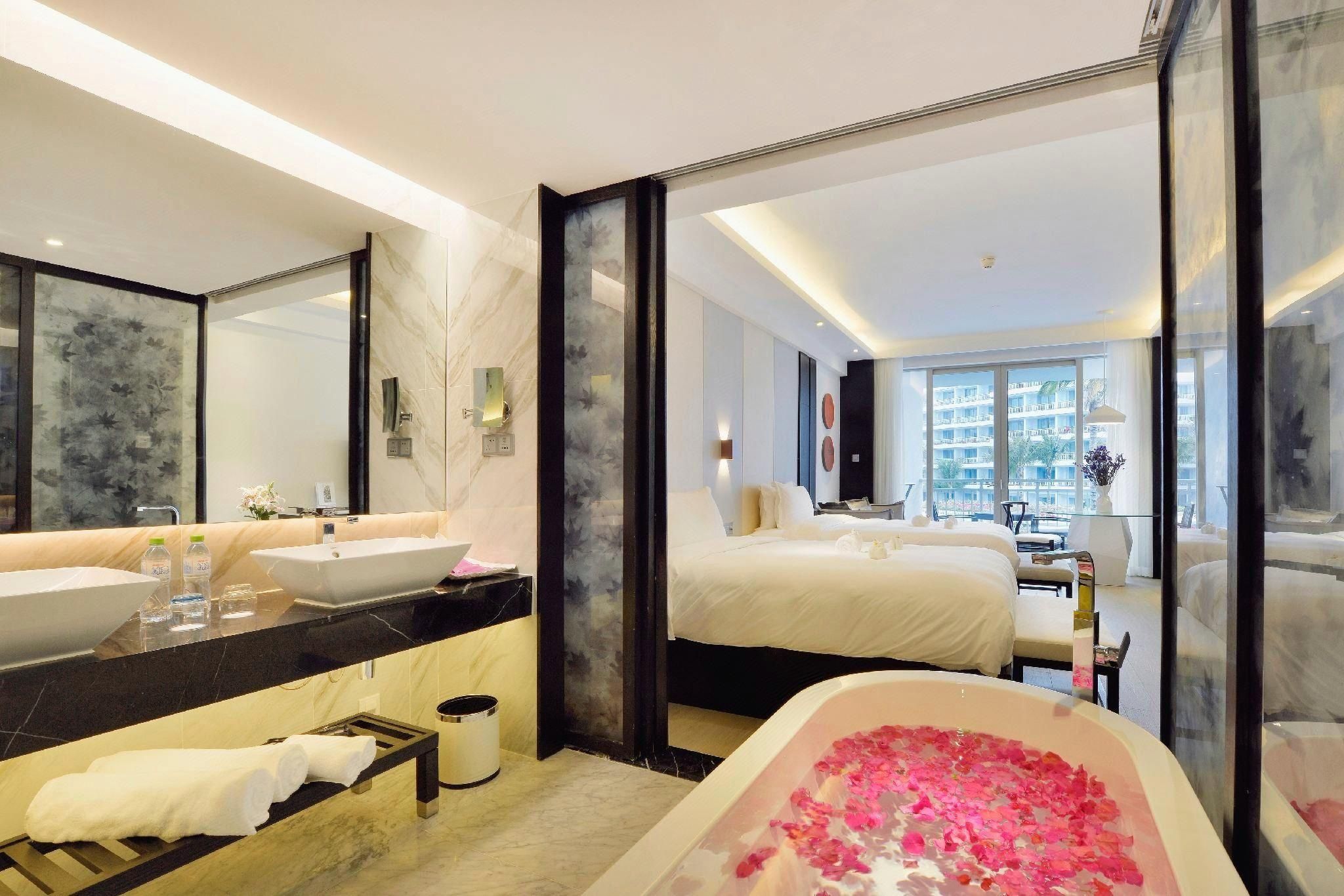 Permier Pool View King Room