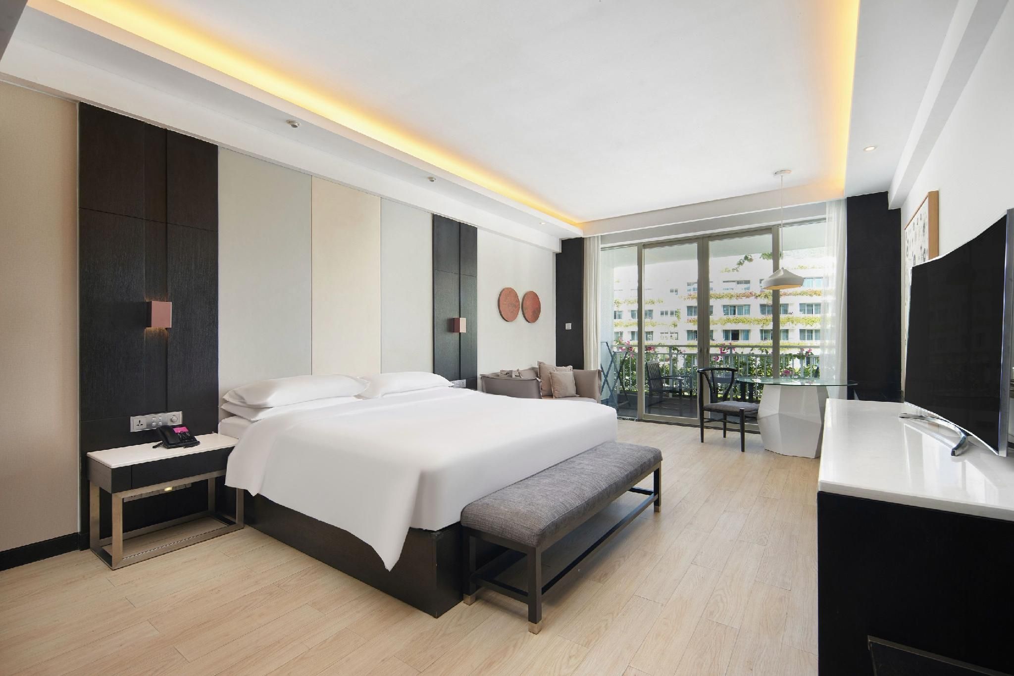 Permier Pool View King Room