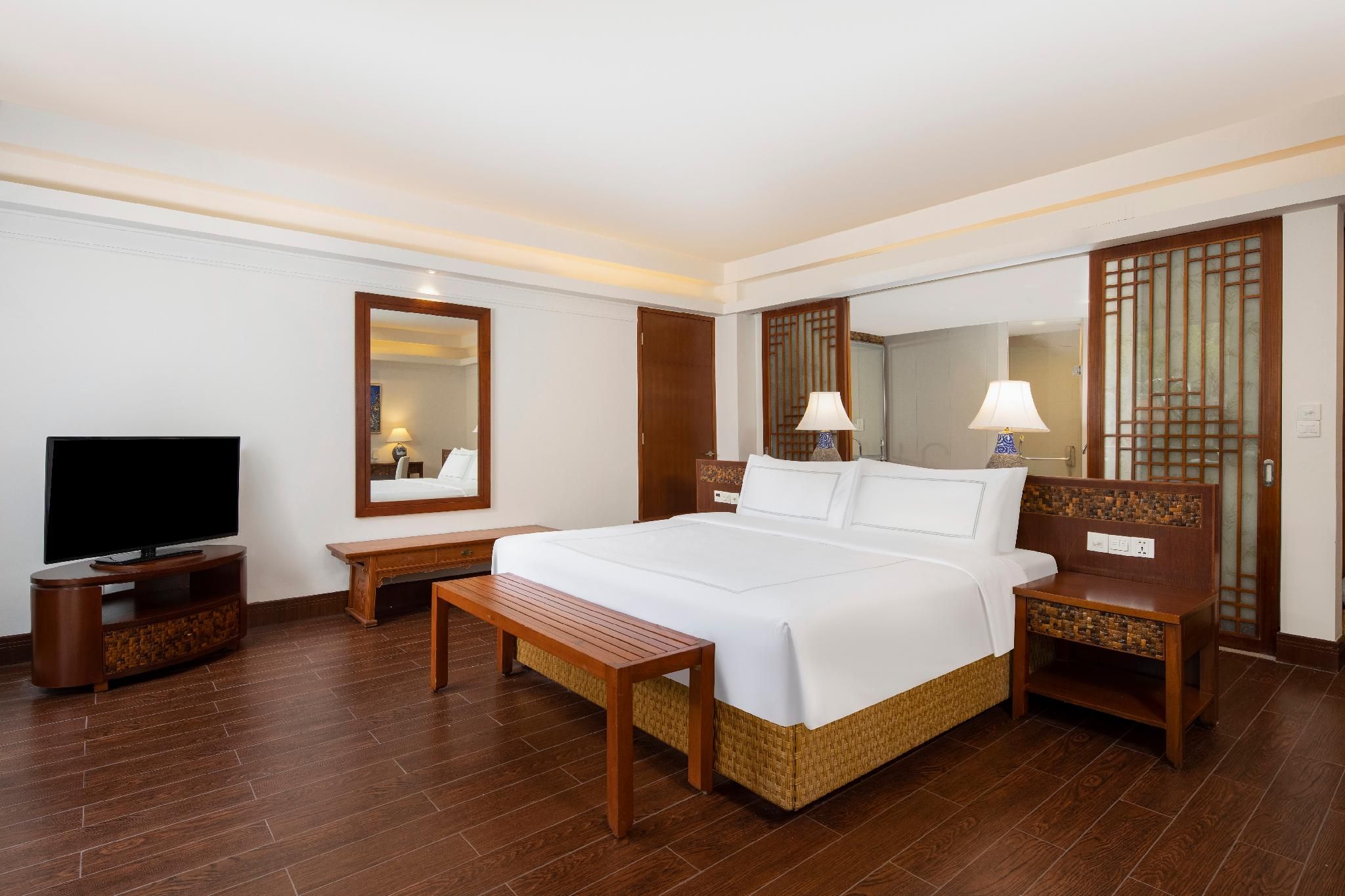 Swiss Signature Room, 1 King Size Bed, Connect with Public Swimming Pool