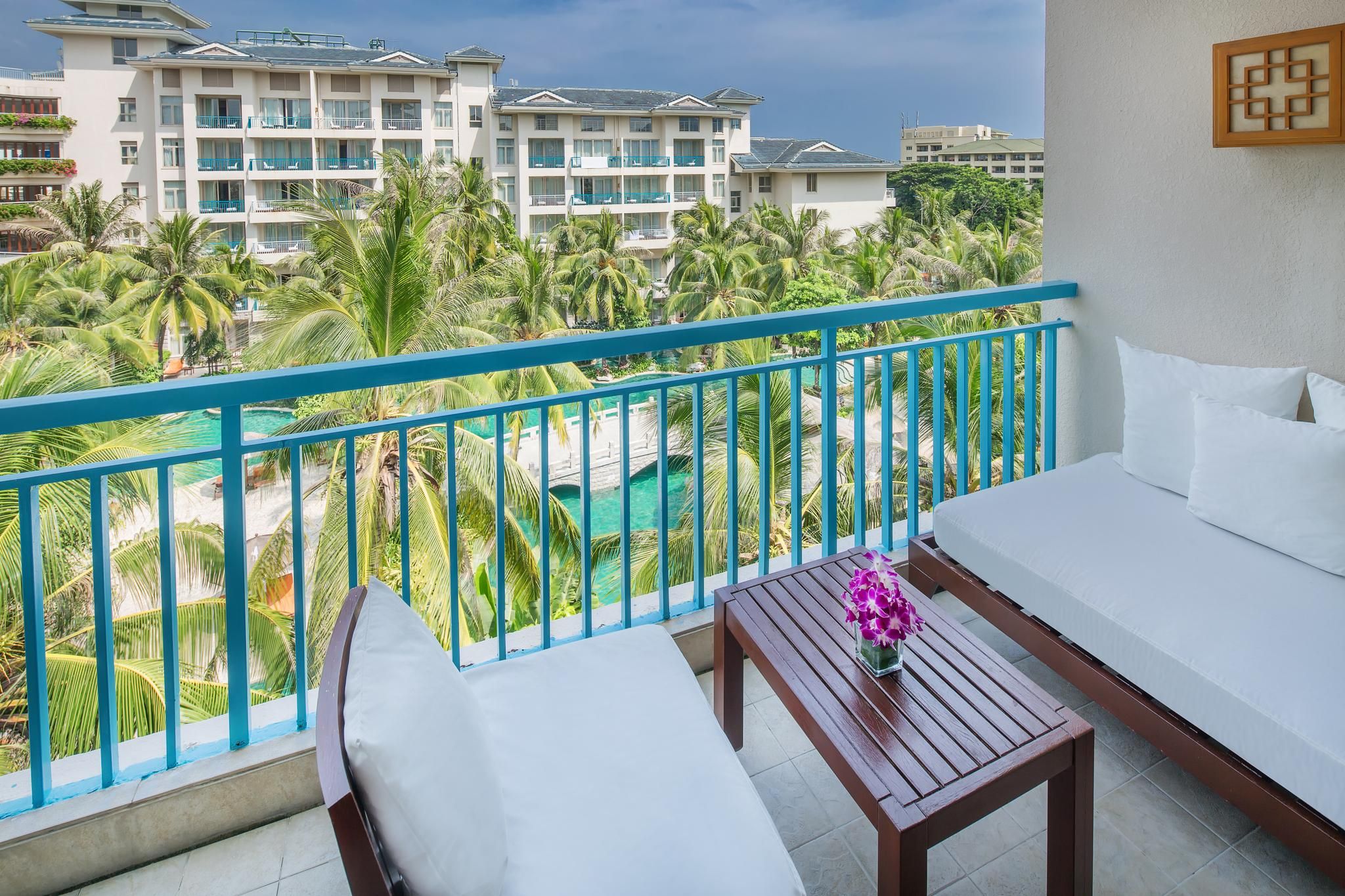 Swiss Select Room, 1 King Size Bed, Pool View