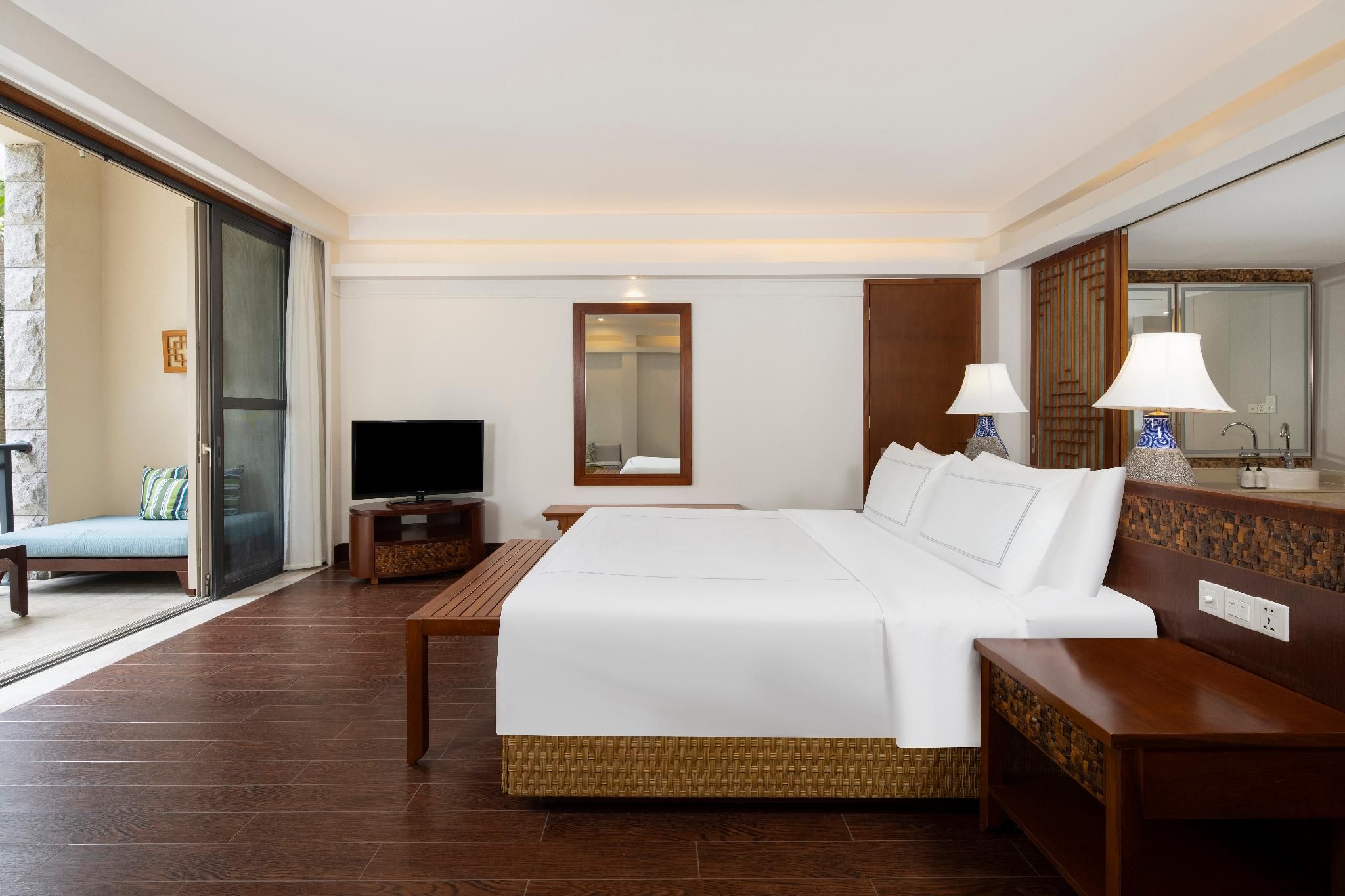 Swiss Select Room, 1 King Size Bed, Pool View