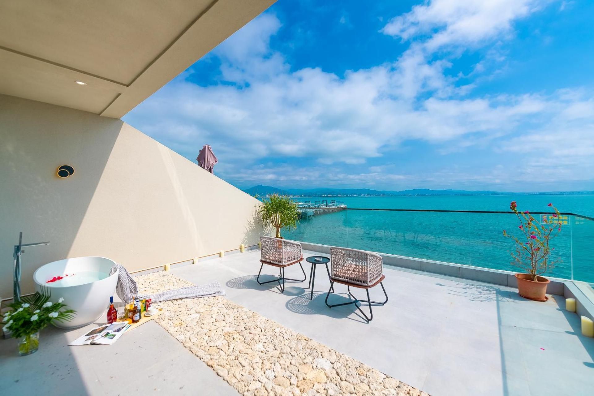 Deluxe Double Room with Balcony and Sea View
