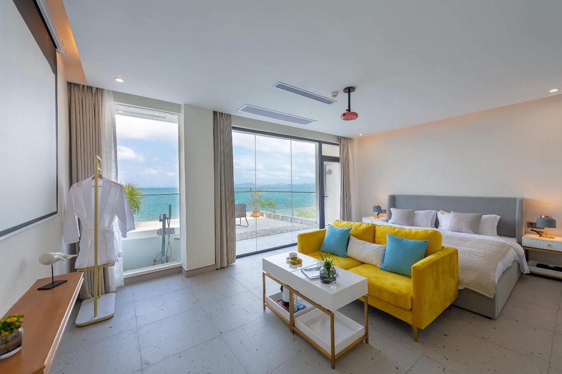 Deluxe Double Room with Balcony and Sea View