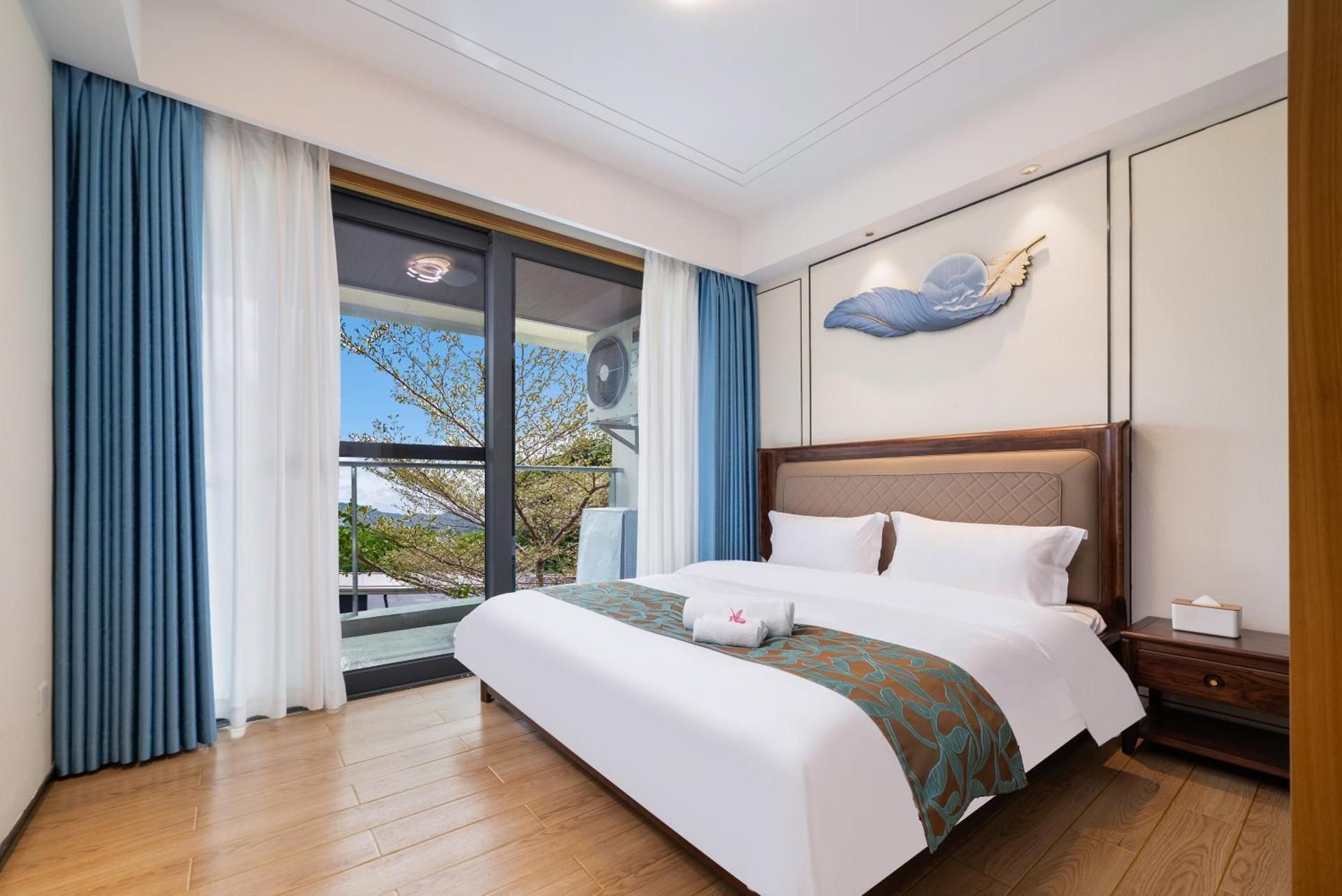 Superior Sea-side Two-Bedroom Suite (Living Room, Kitchen, Balcony, Fridge, Washing Machine)
