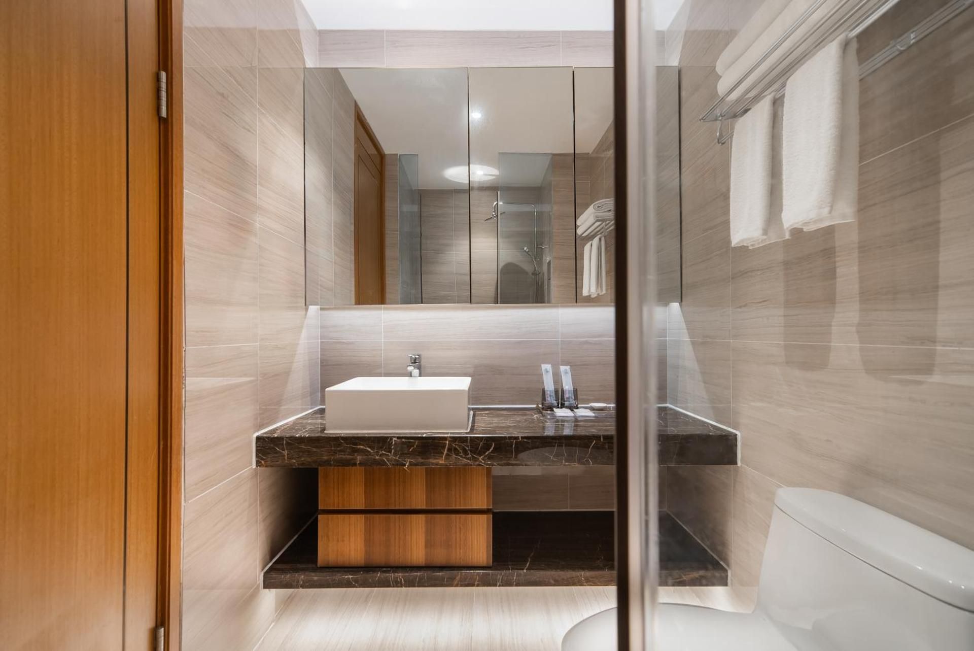 Light Luxury Sea-View Three-Bedroom Suite (Living Room, Kitchen, Balcony, Fridge, Washing Machine)