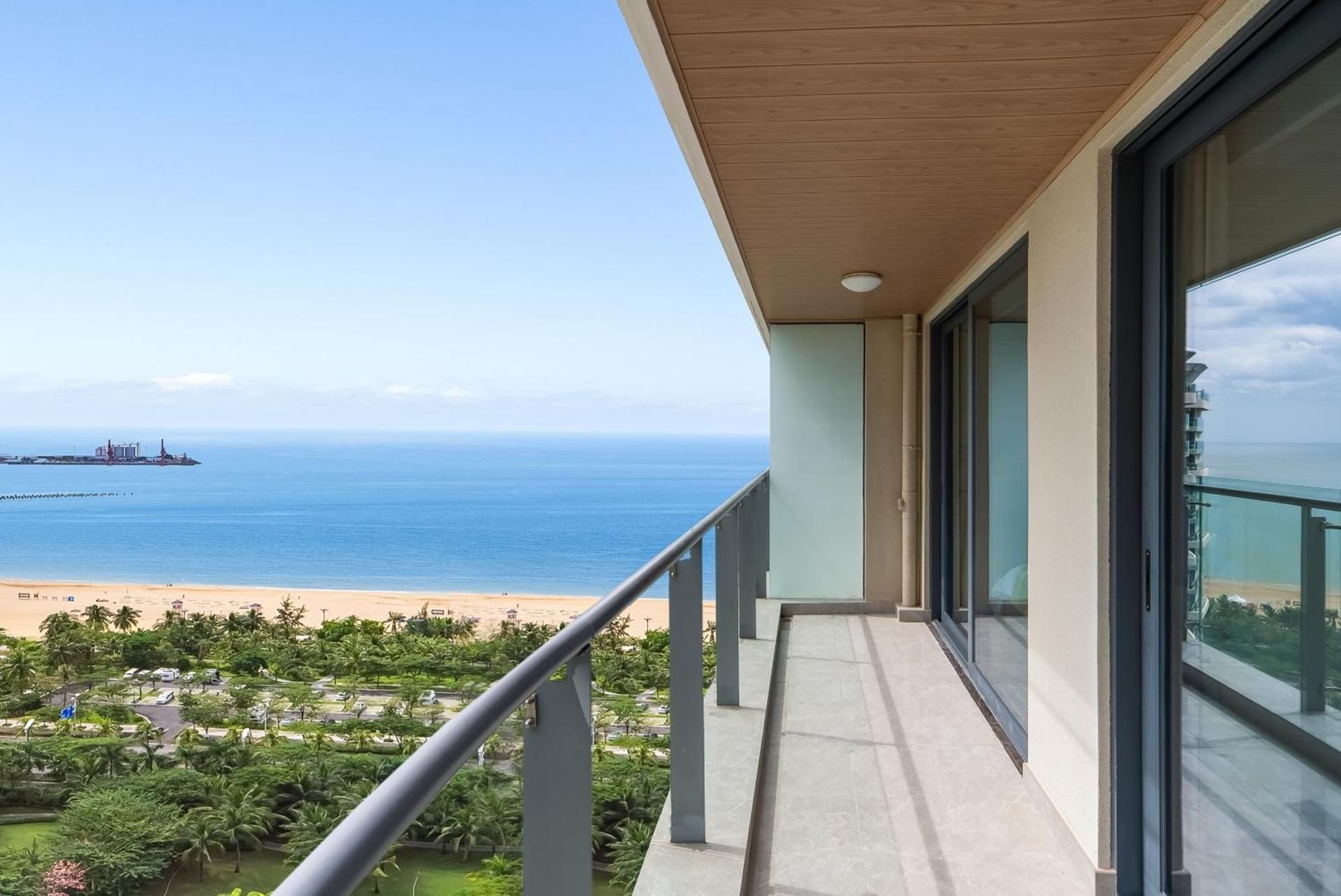 Light Luxury Sea-View Three-Bedroom Suite (Living Room, Kitchen, Balcony, Fridge, Washing Machine)