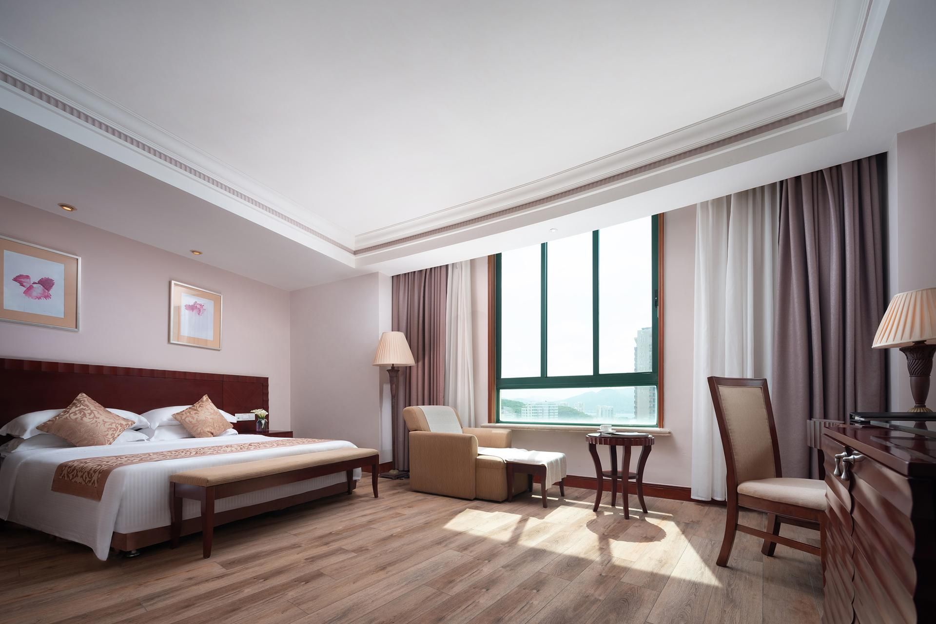 Business Queen Room
