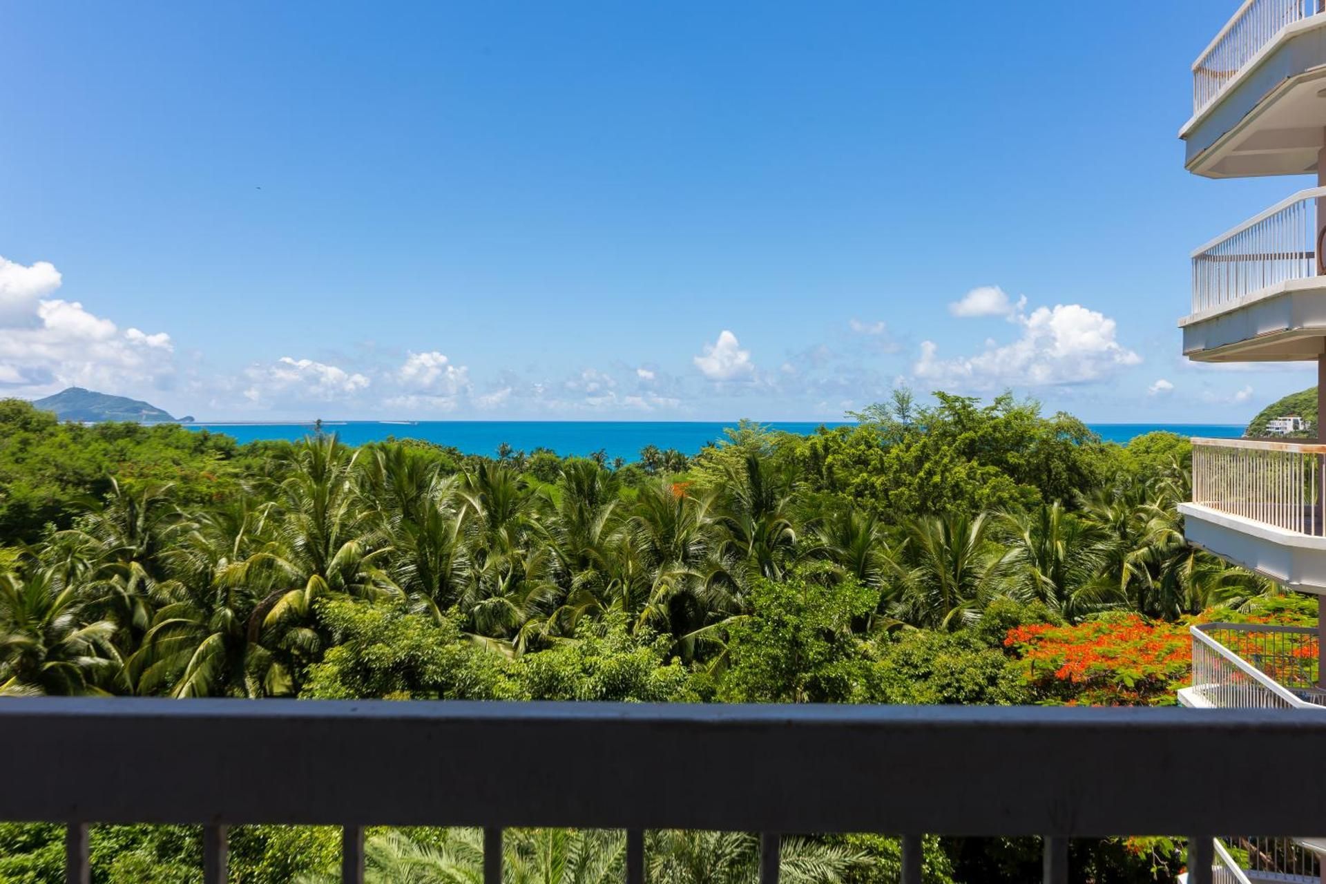 One-Bedroom Apartment with Sea View and Balcony