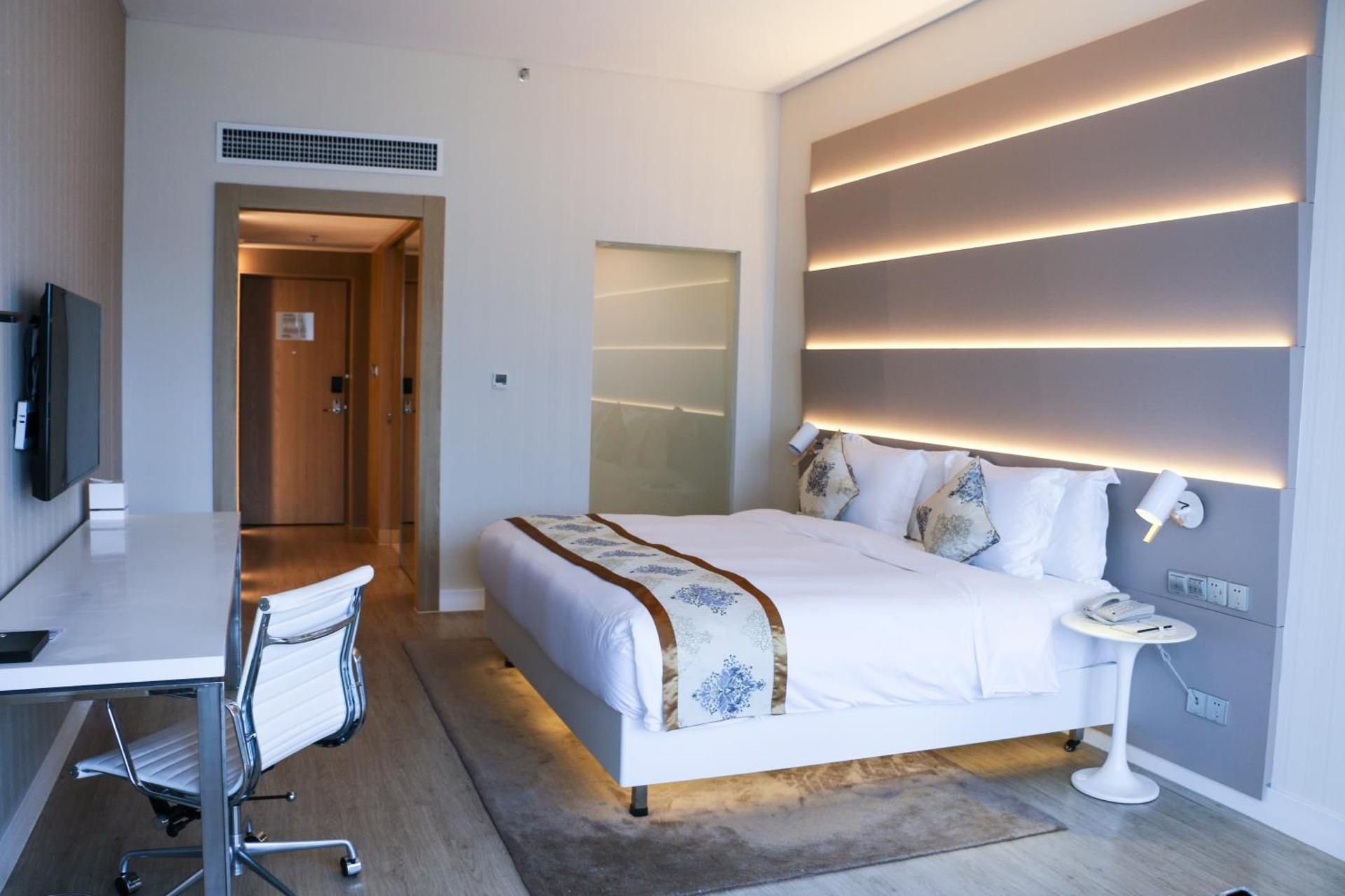 Deluxe Queen Room