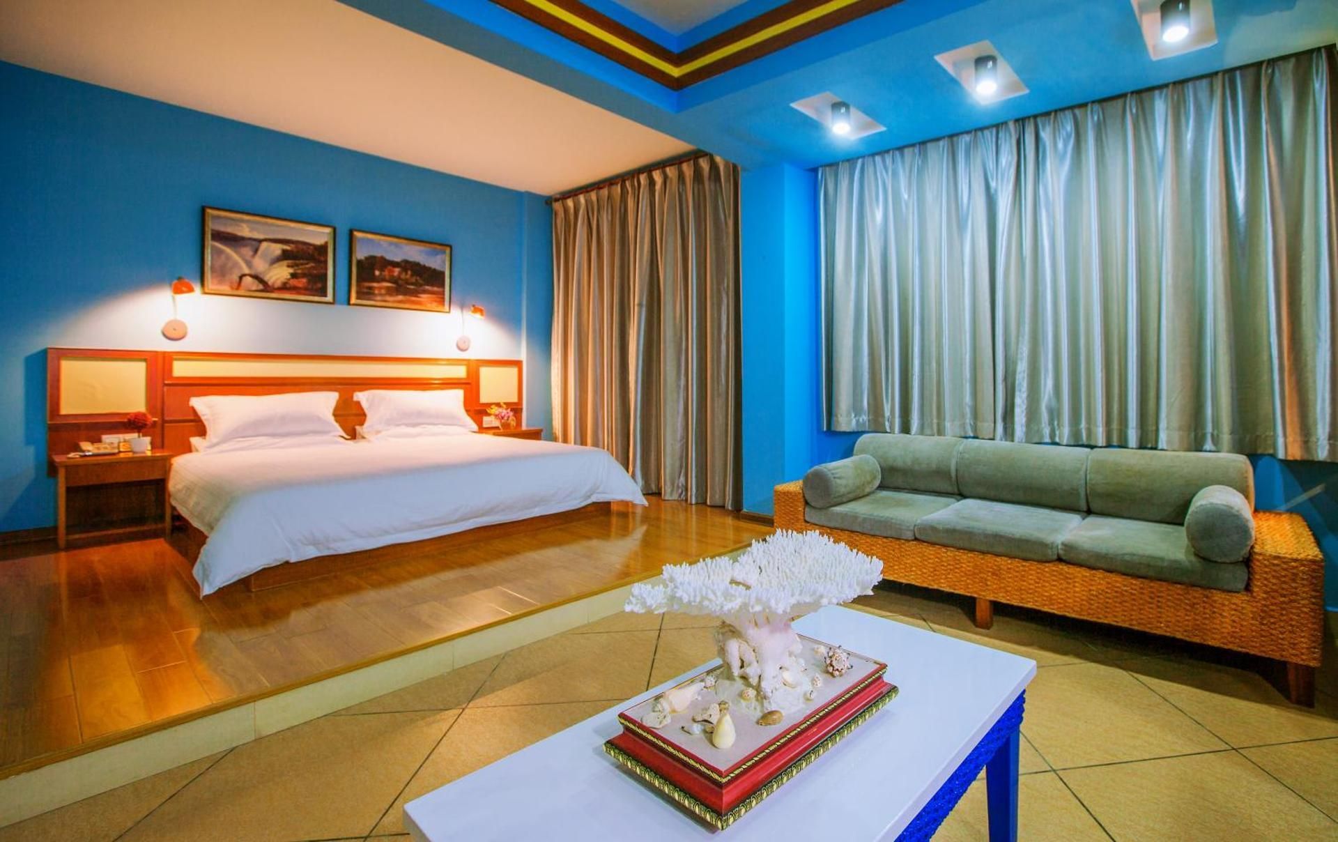 Deluxe Double Room ( 1 bed room & 1 living room)