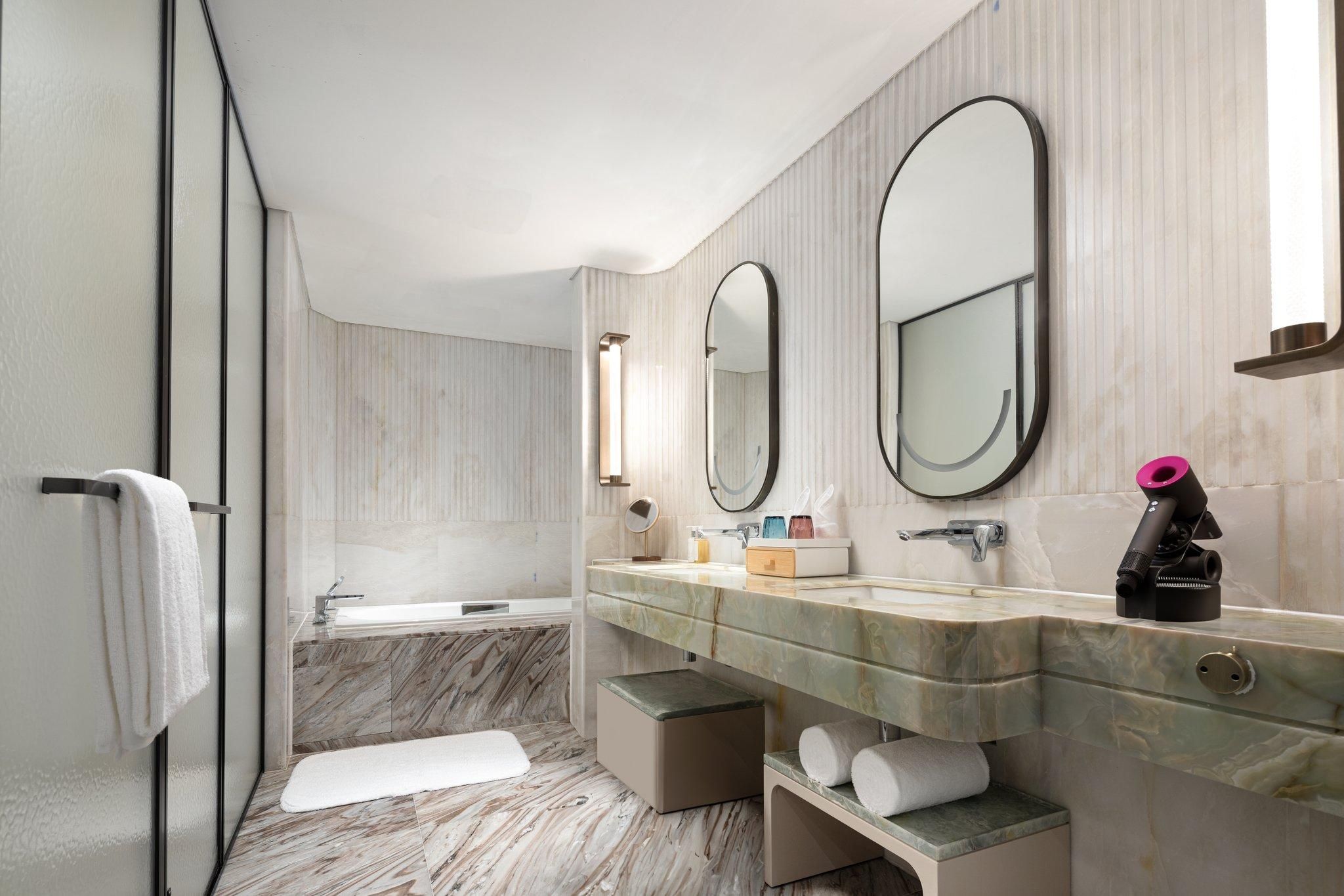 1 King 1 Bedroom Suite Top Floor