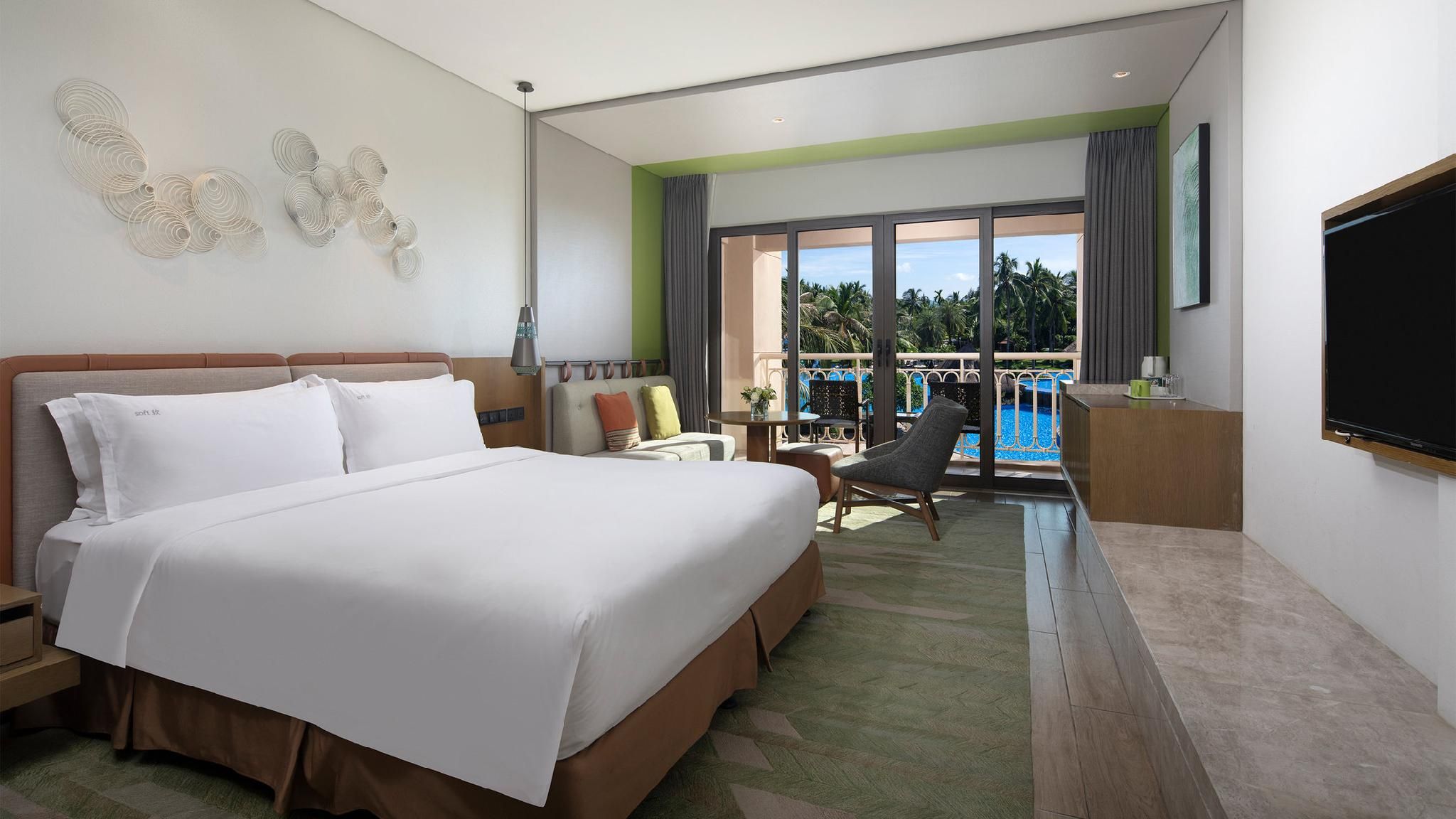 1 King Premium Pool View