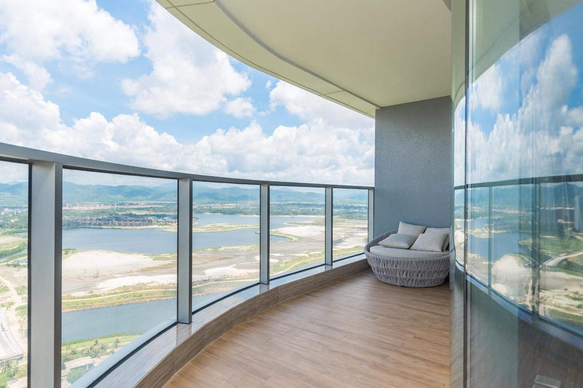 One-Bedroom Apartment with Sea View