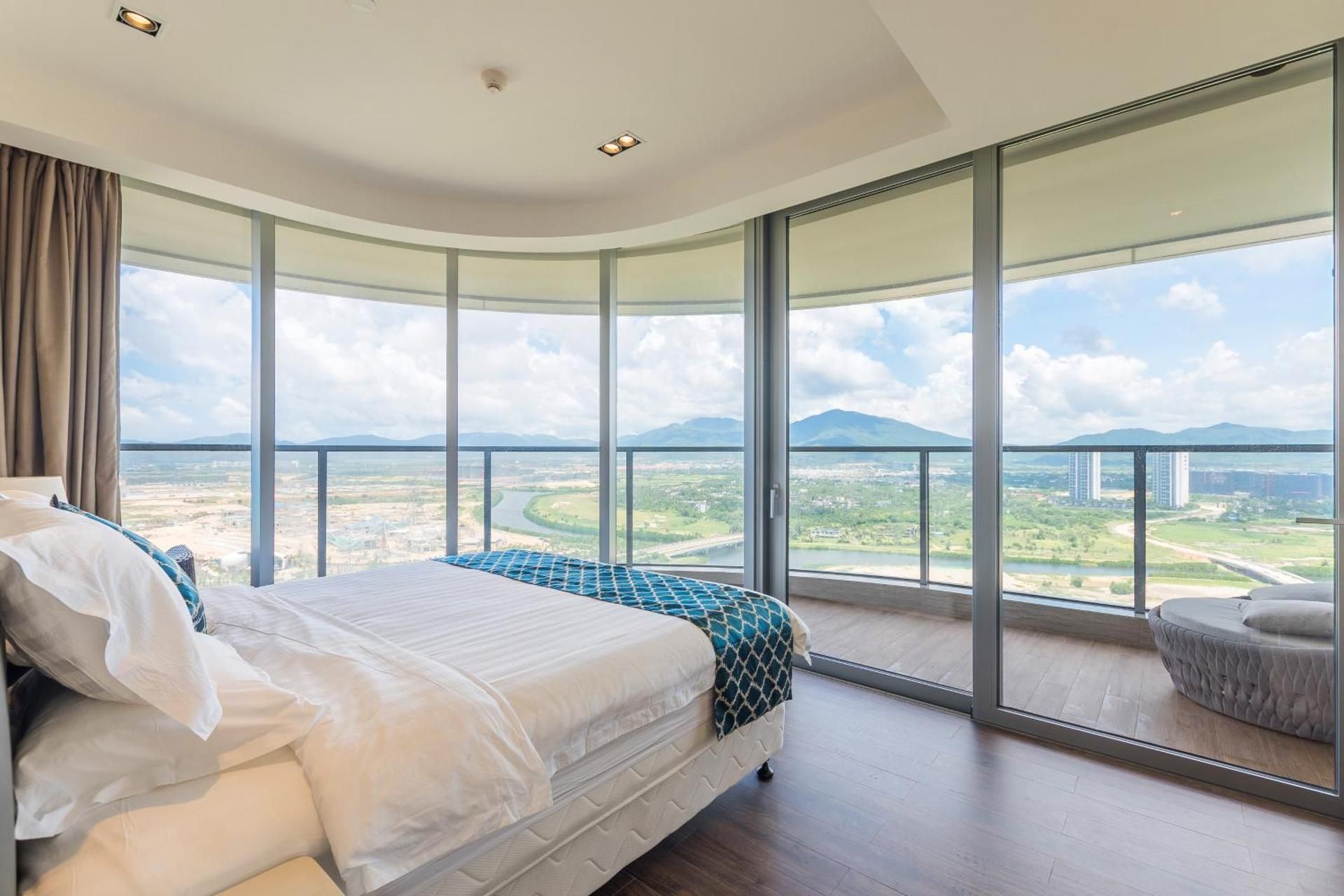 One-Bedroom Apartment with Sea View