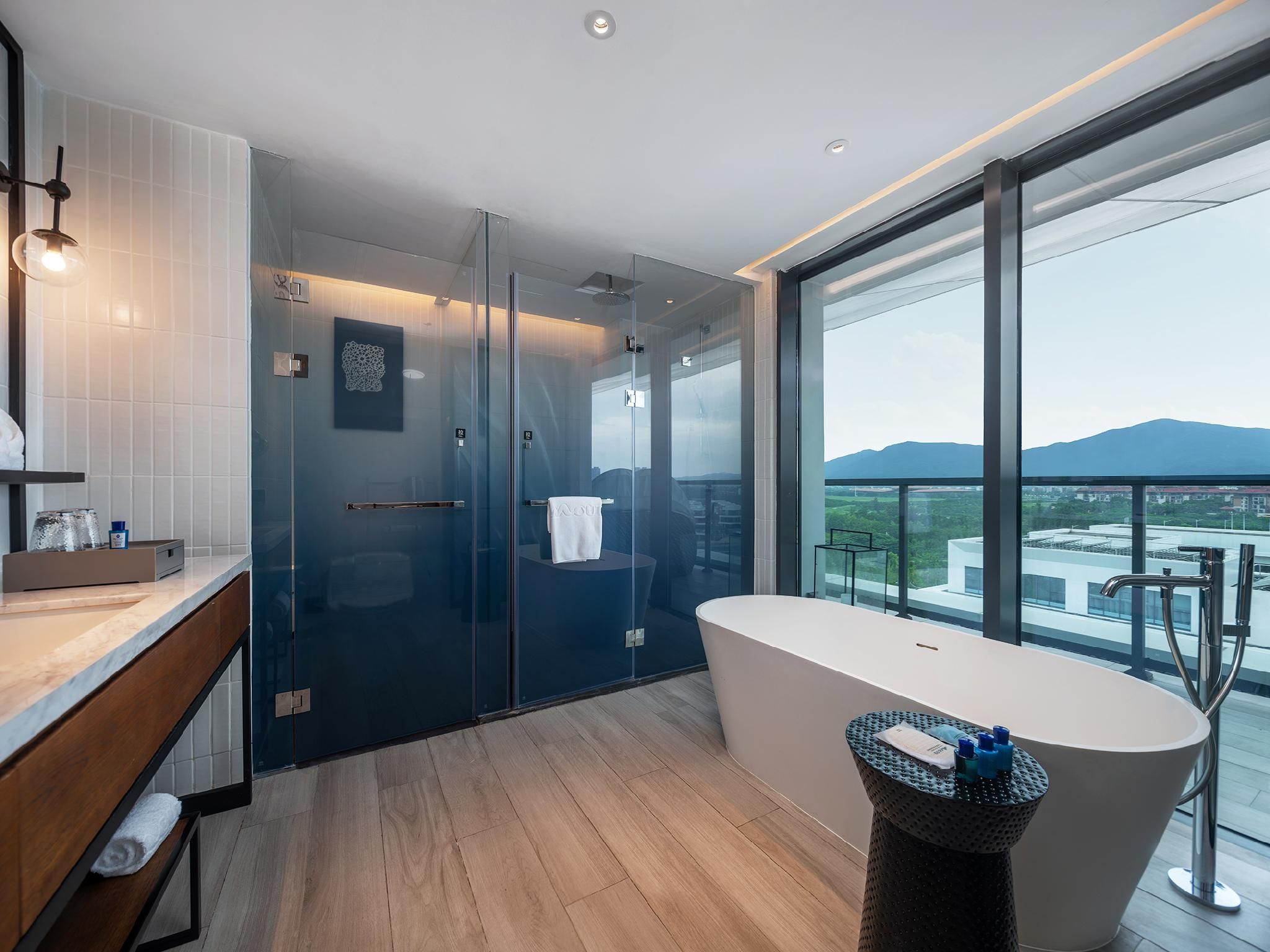 Deluxe Suite with Bathtub