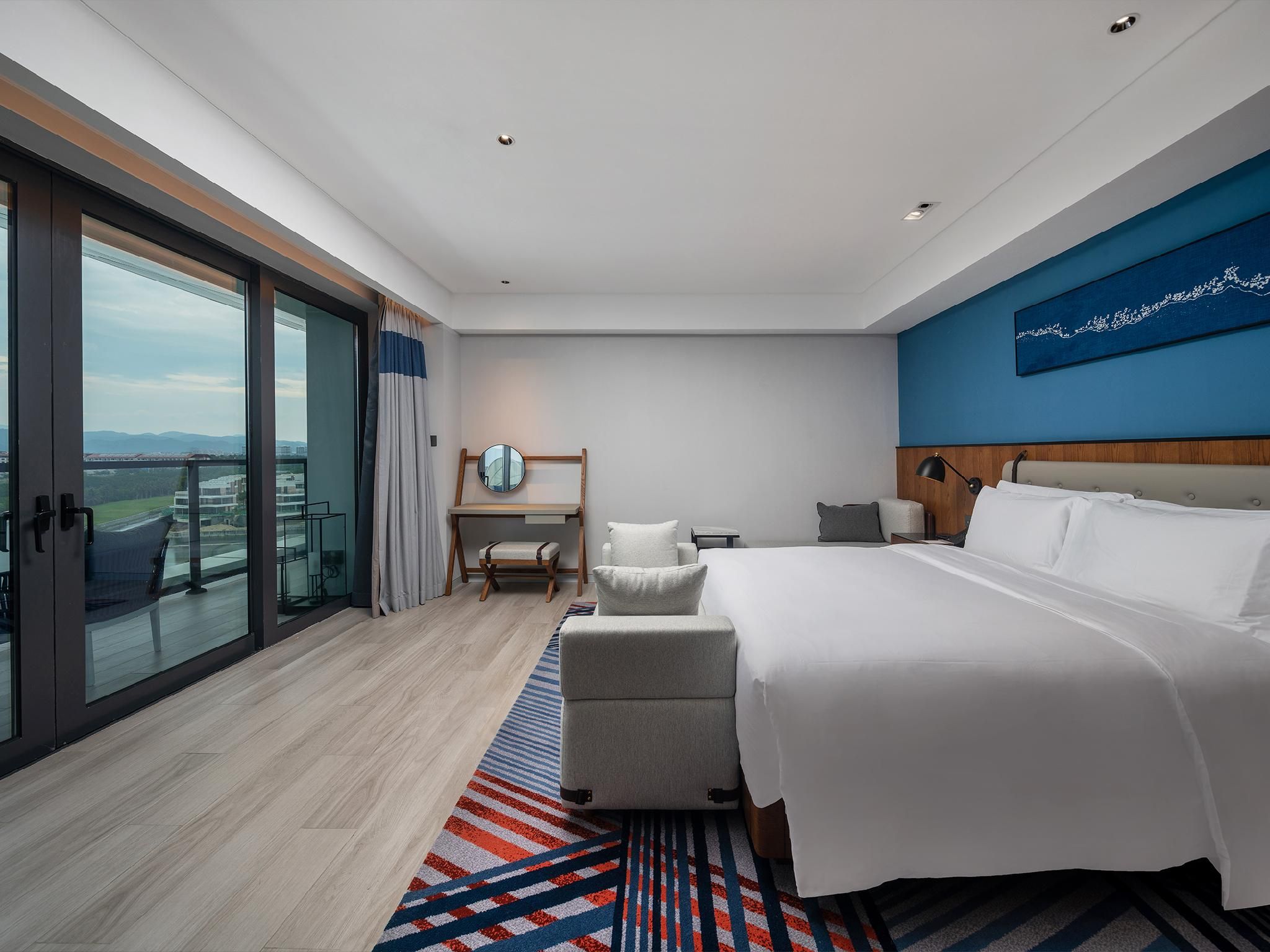 Deluxe Suite with Bathtub