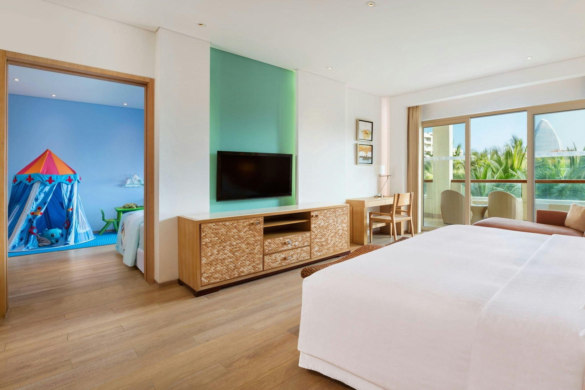 2 Bedroom Suite, Bedroom 1: 1 King, Bedroom 2: 2 Twin, Garden view, Balcony