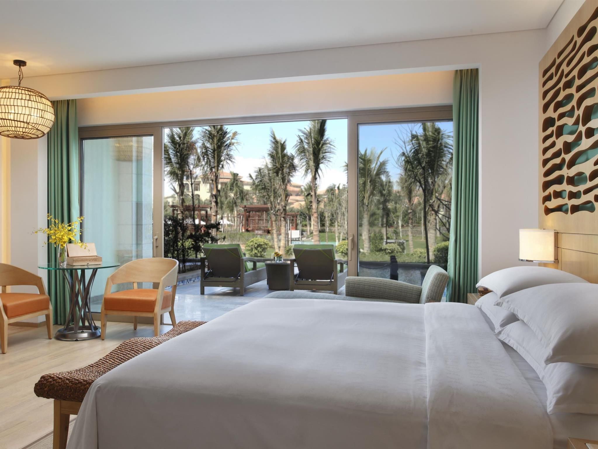 1 Bedroom Suite, 1 King, Pool access, Poolside, Balcony