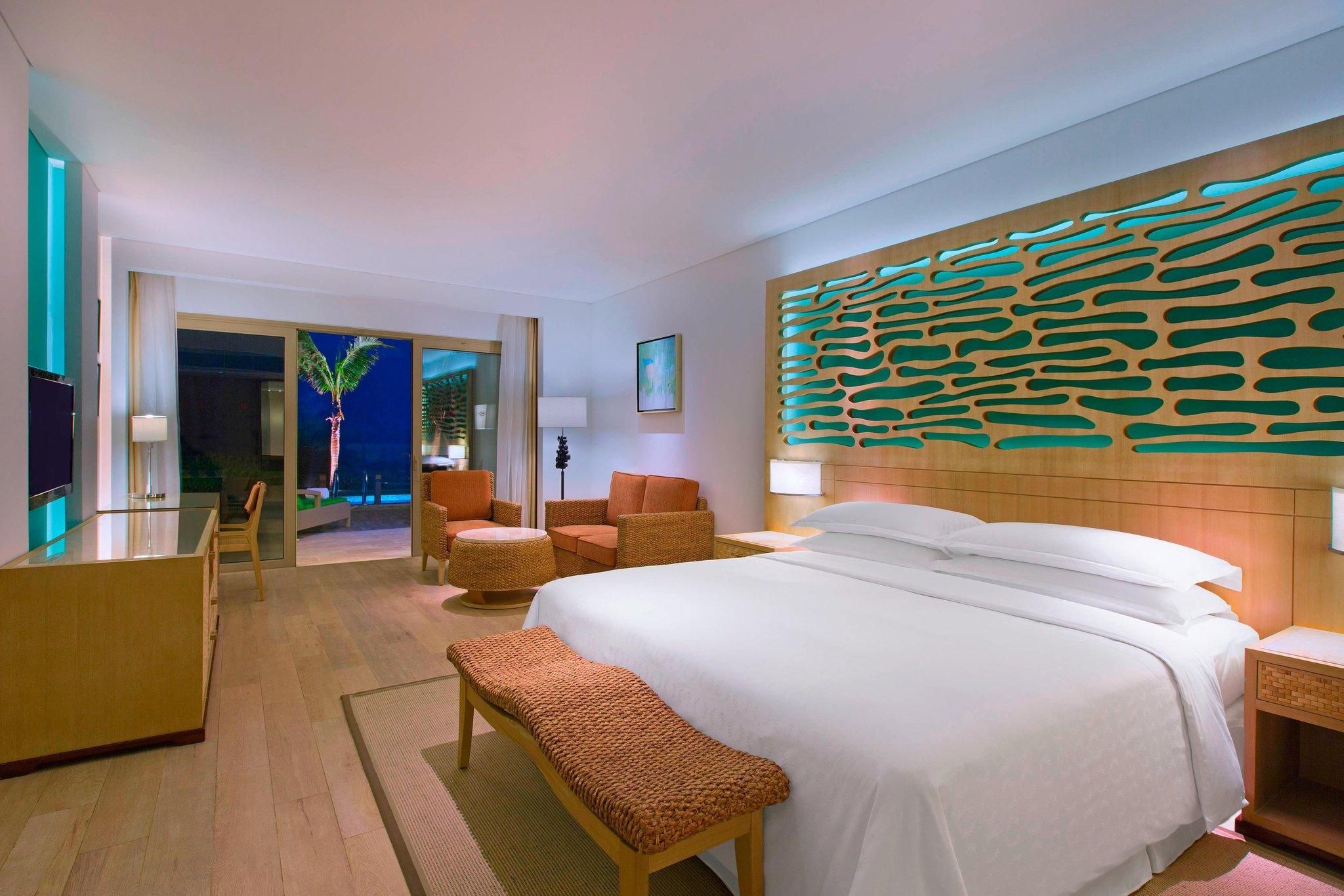 1 Bedroom Suite, 1 King, Pool access, Poolside, Balcony