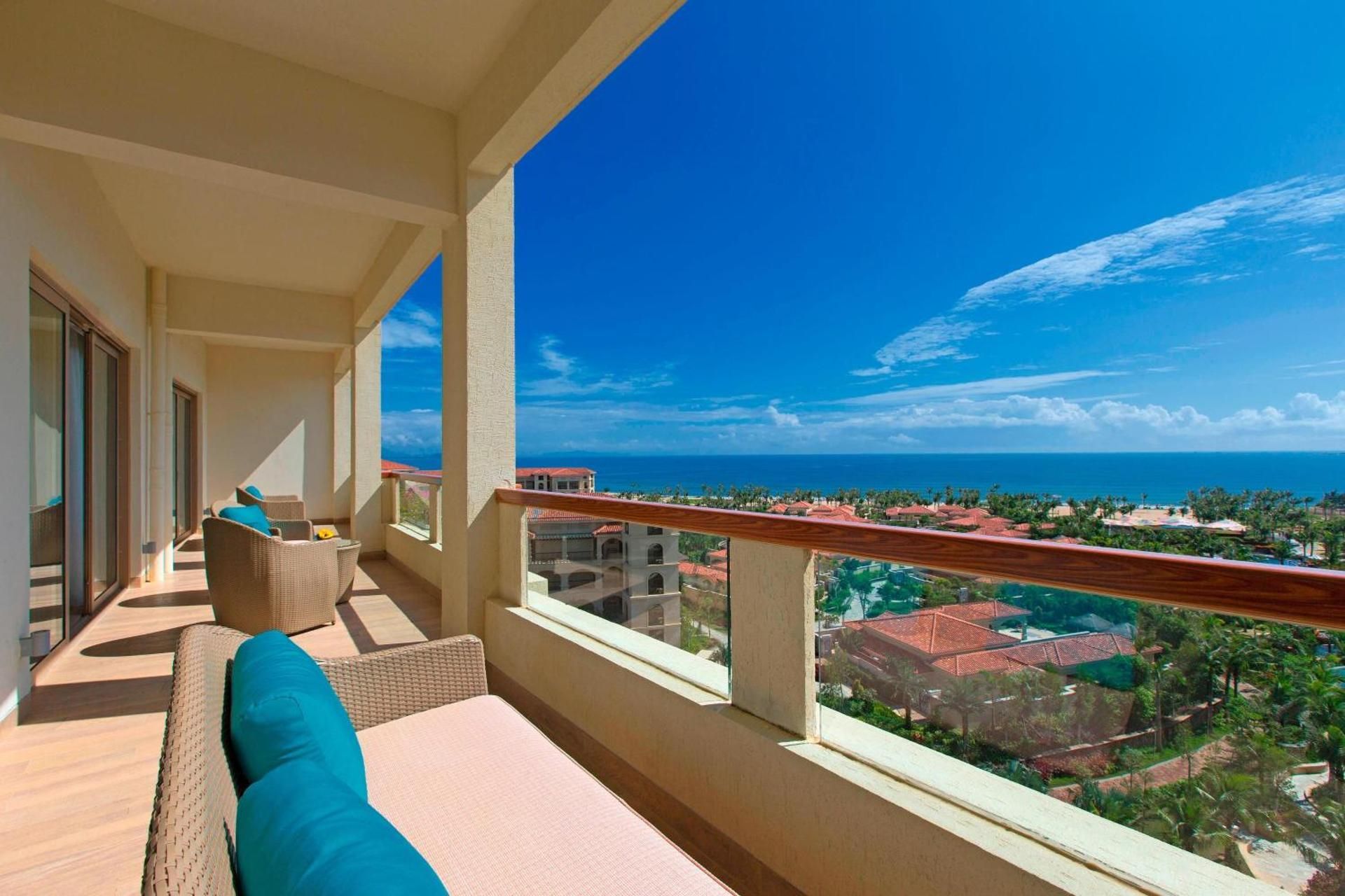 2 Bedroom Larger Suite, Bedroom 1: 1 King, Bedroom 2: 2 Twin, Sea view, Balcony