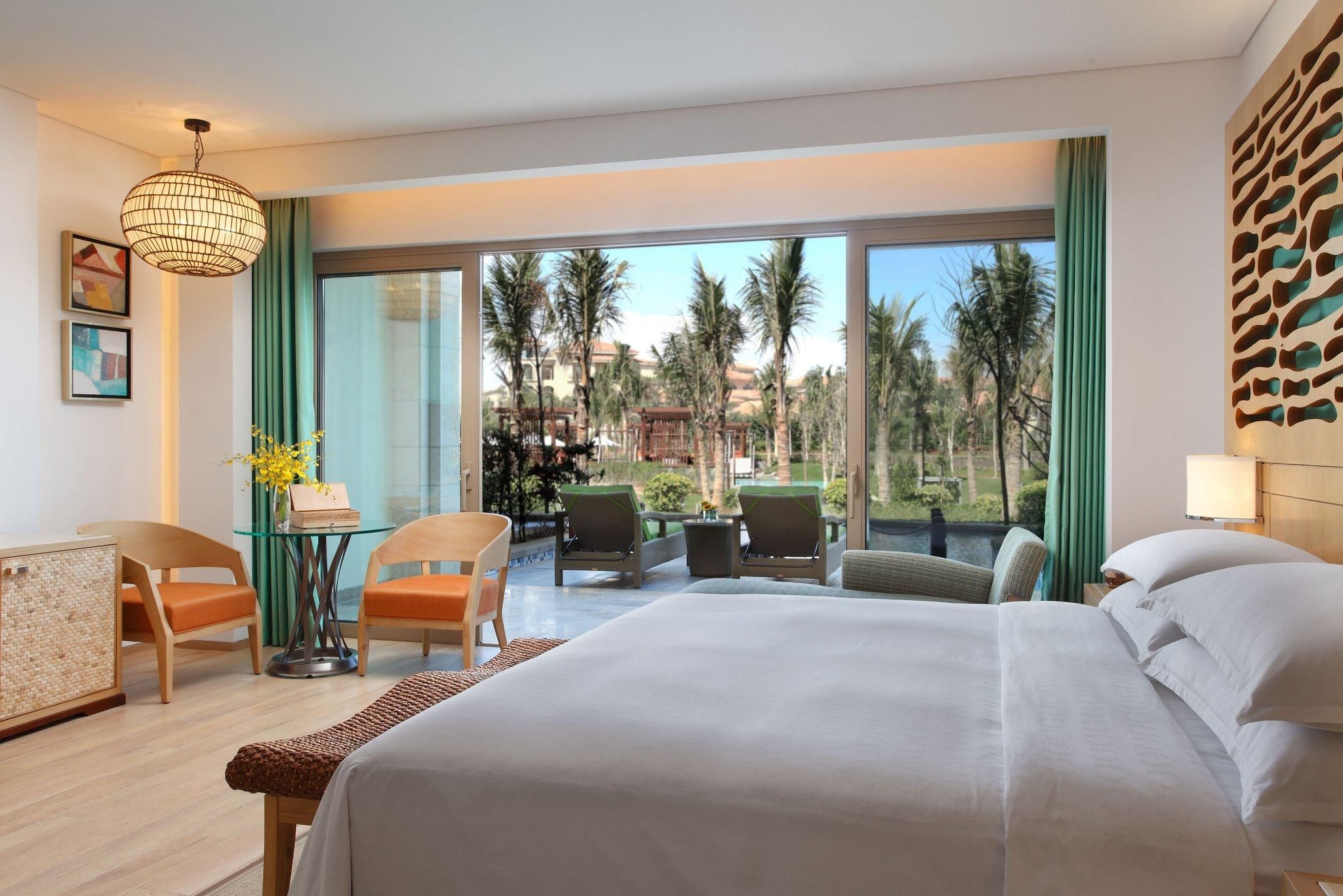 Guest room, 1 King, Pool access, Balcony