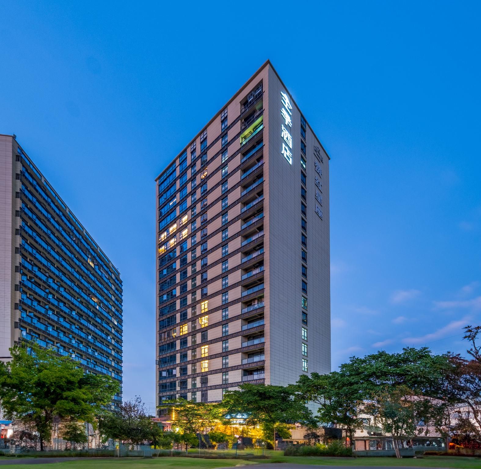 Ji Hotel Hangzhou Linping Chongxian Shangyi Plaza