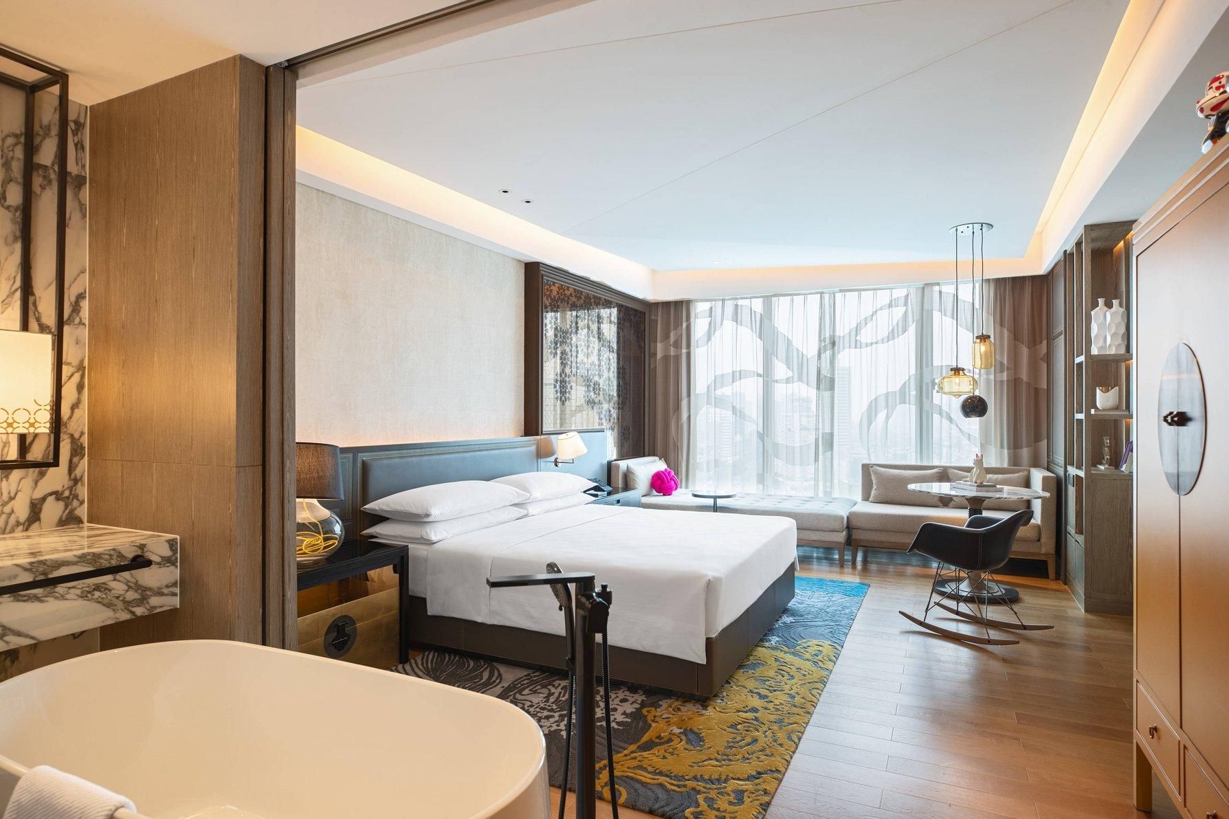 Guest room, 1 King, City view