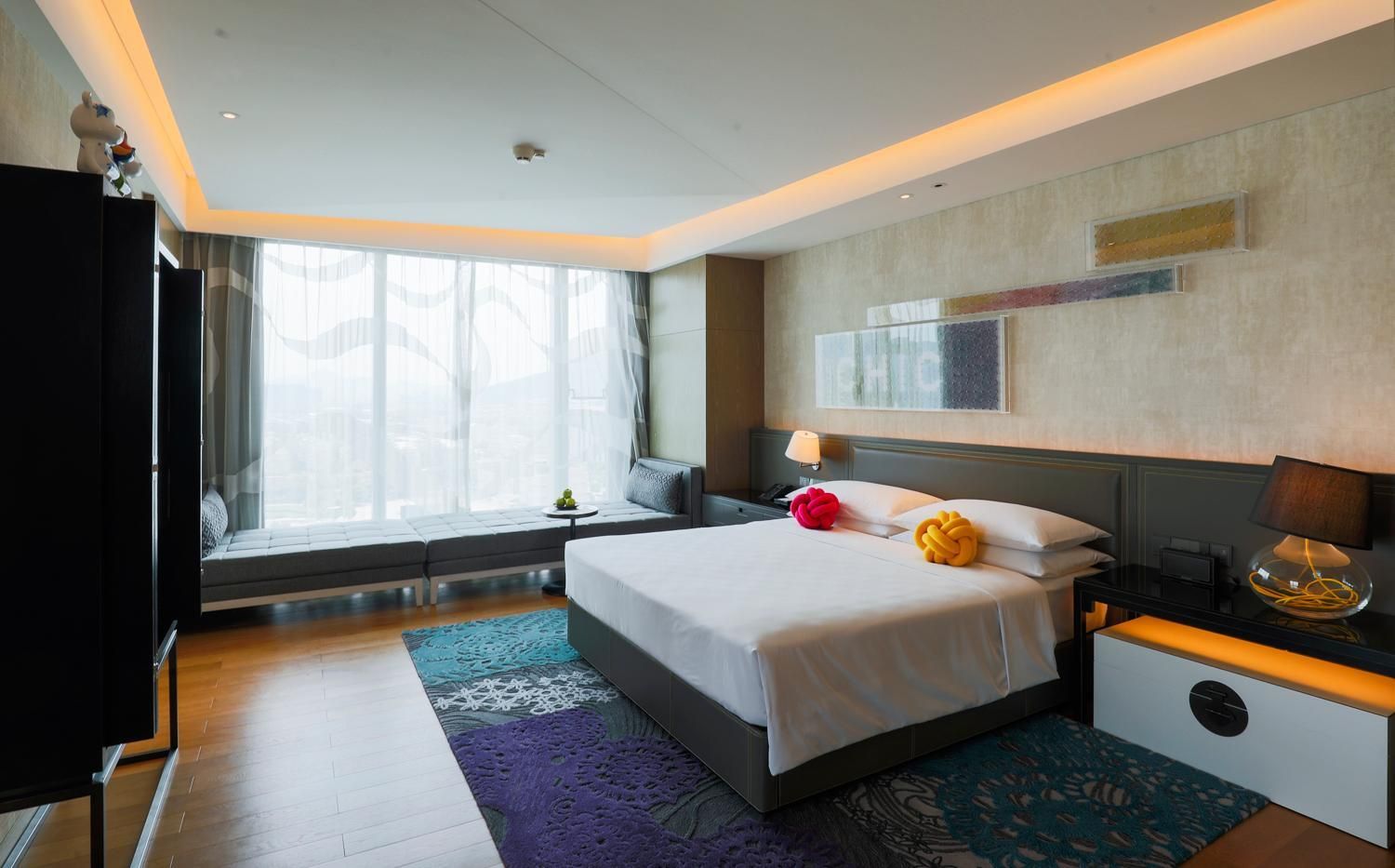 Club lounge access, Suite, 1 King, City view