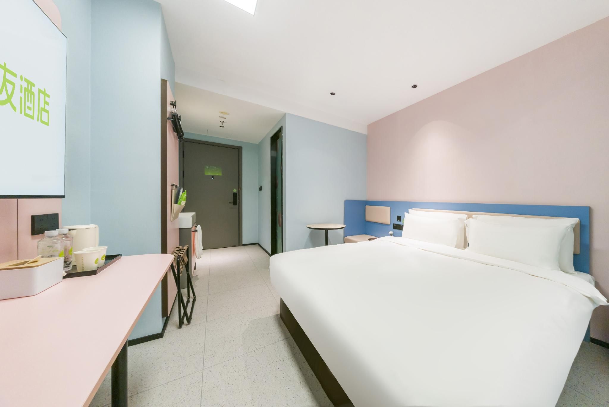 Feature Queen Room