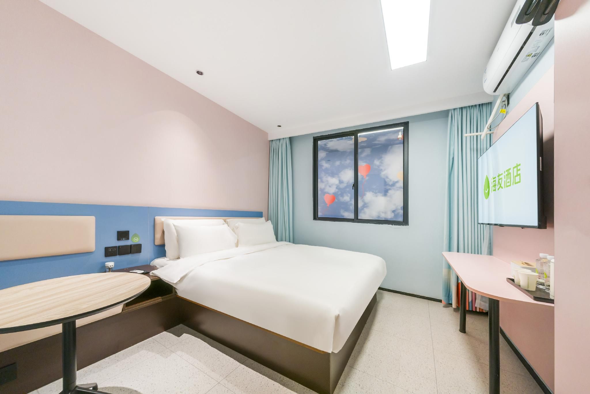 Feature Queen Room