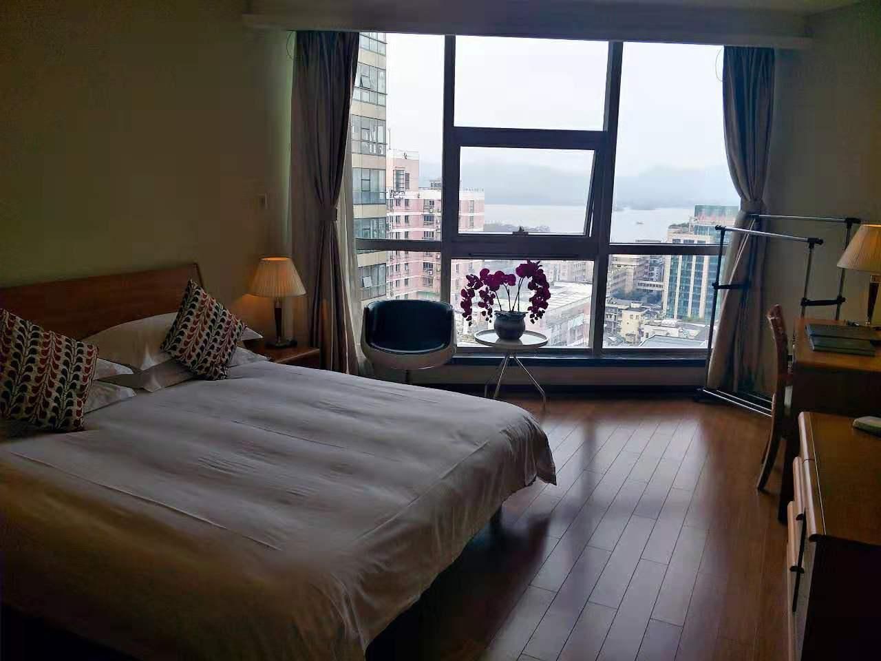 Lake View King Bed