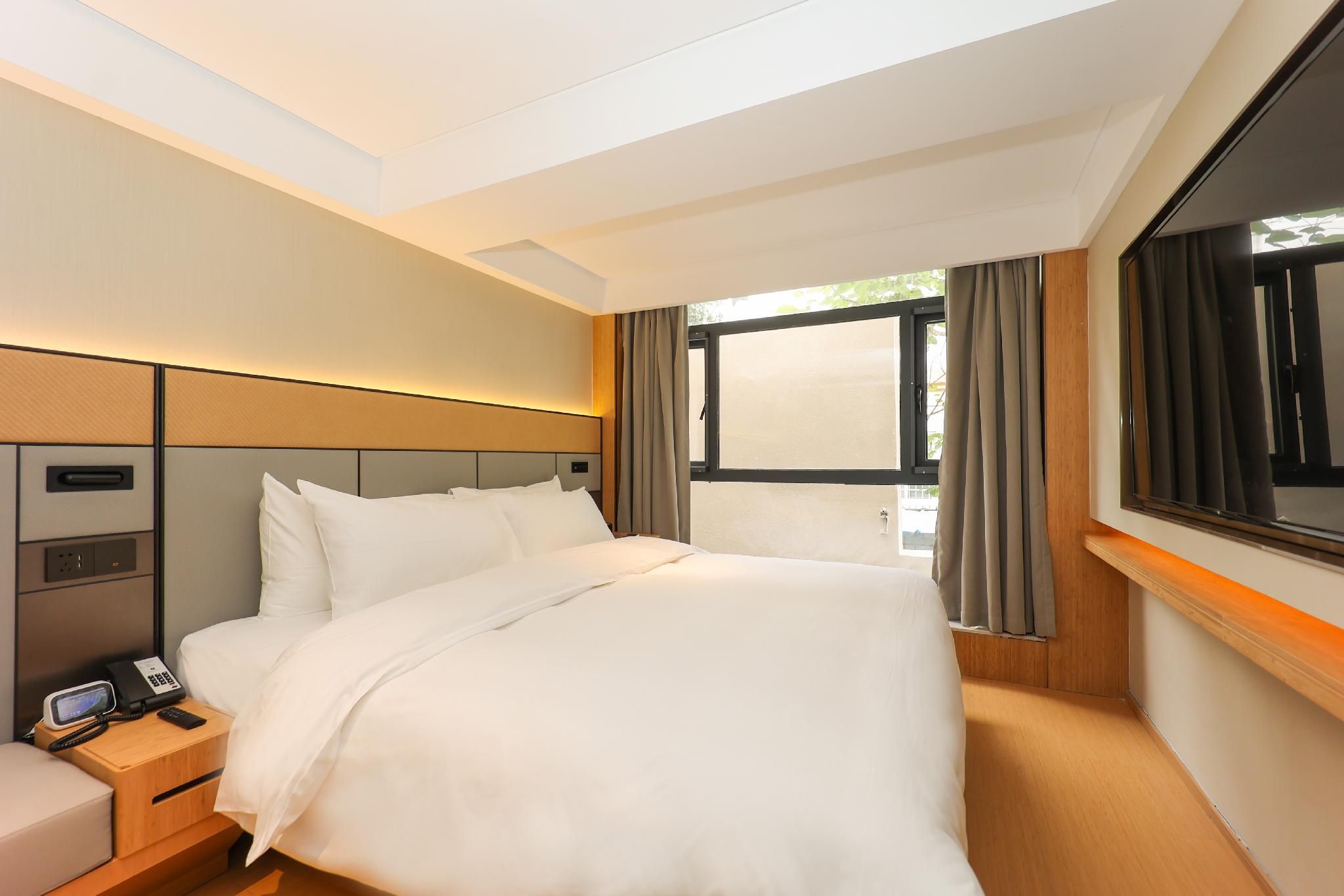 Business Queen Bed Room