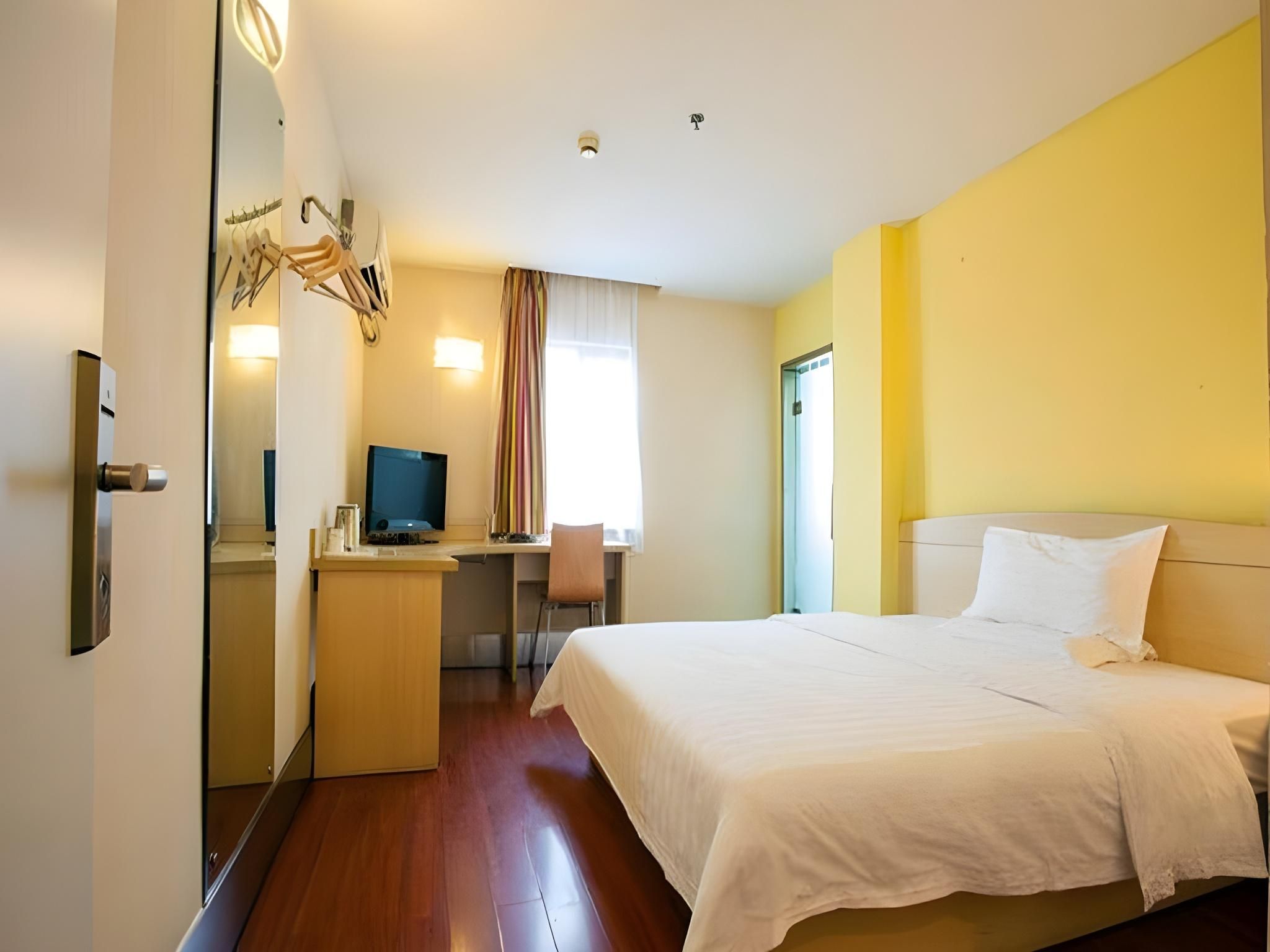 Business Queen Room