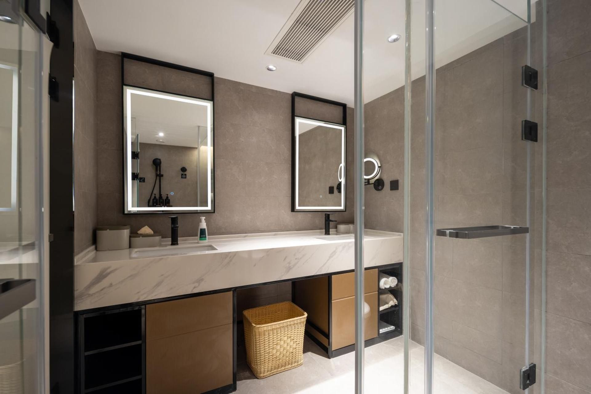 Jimu Suite with Courtyard