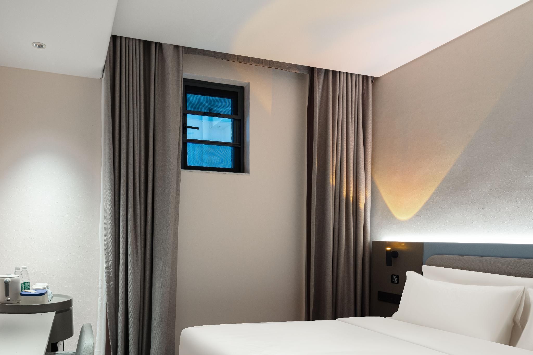 Comfort Queen Room