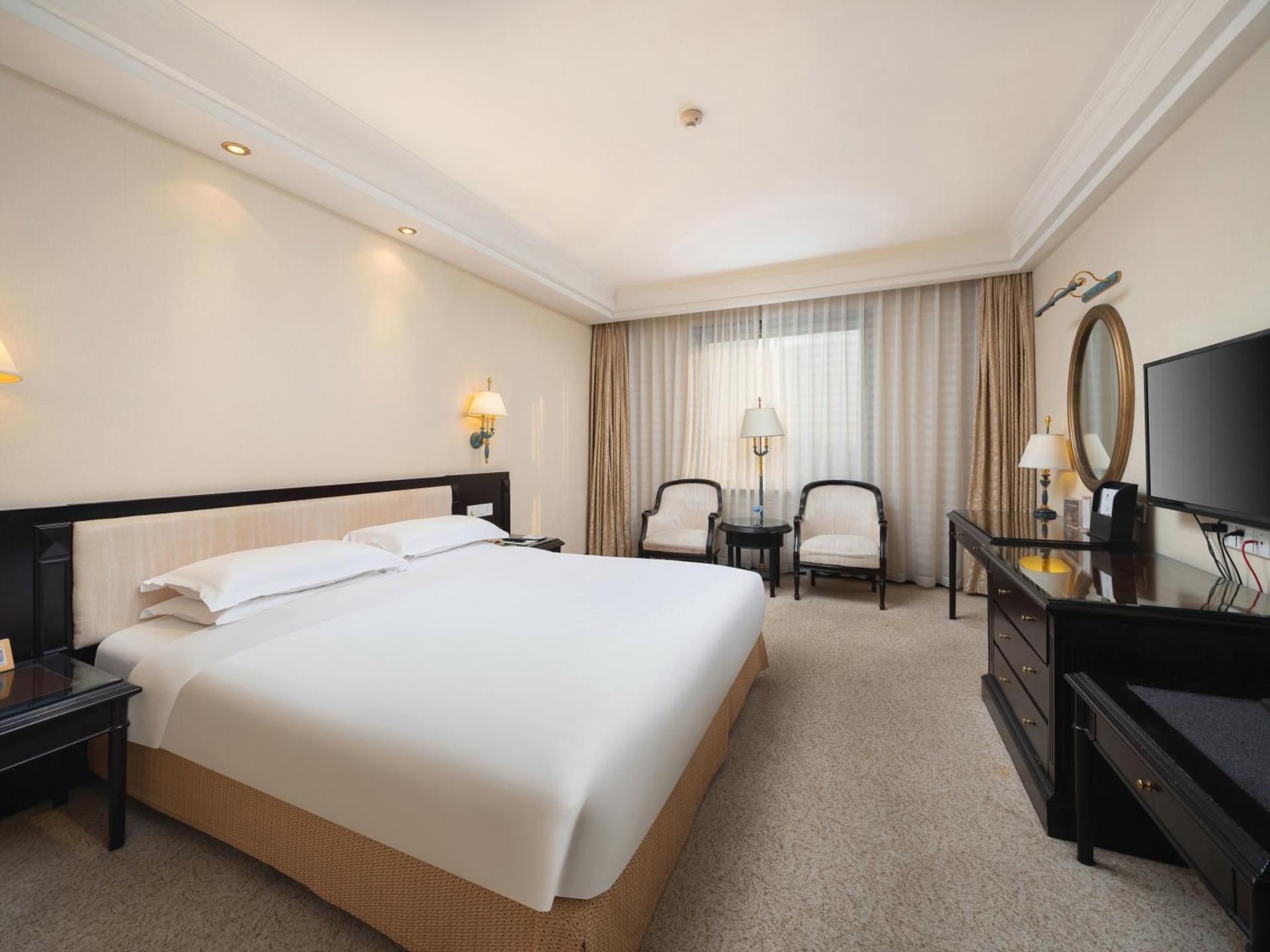 Business Queen Room