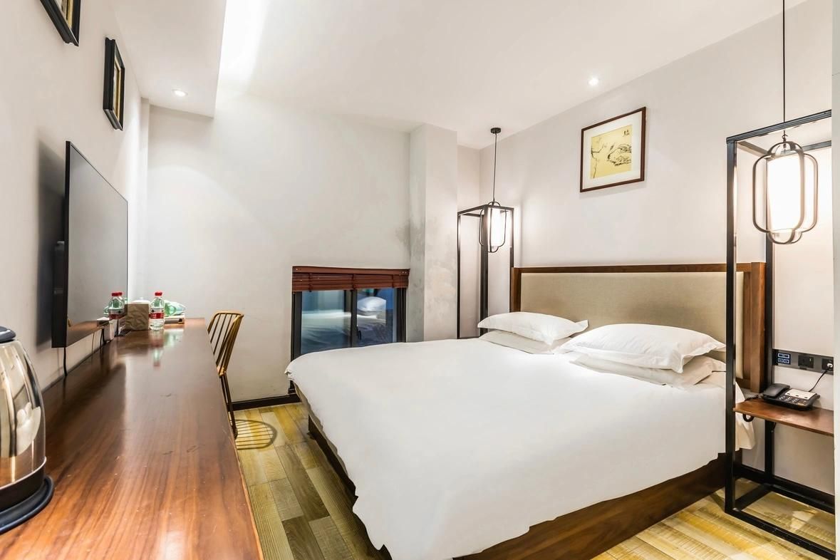 GTR Special offer - Guest Room with One 1.8M Bed