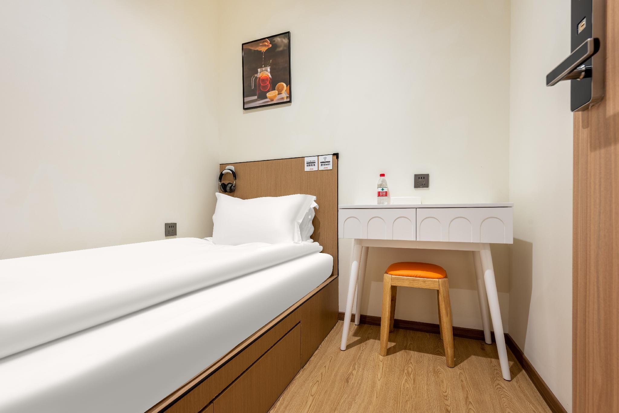 Normal Single Room - Shared Bathroom, No Window
