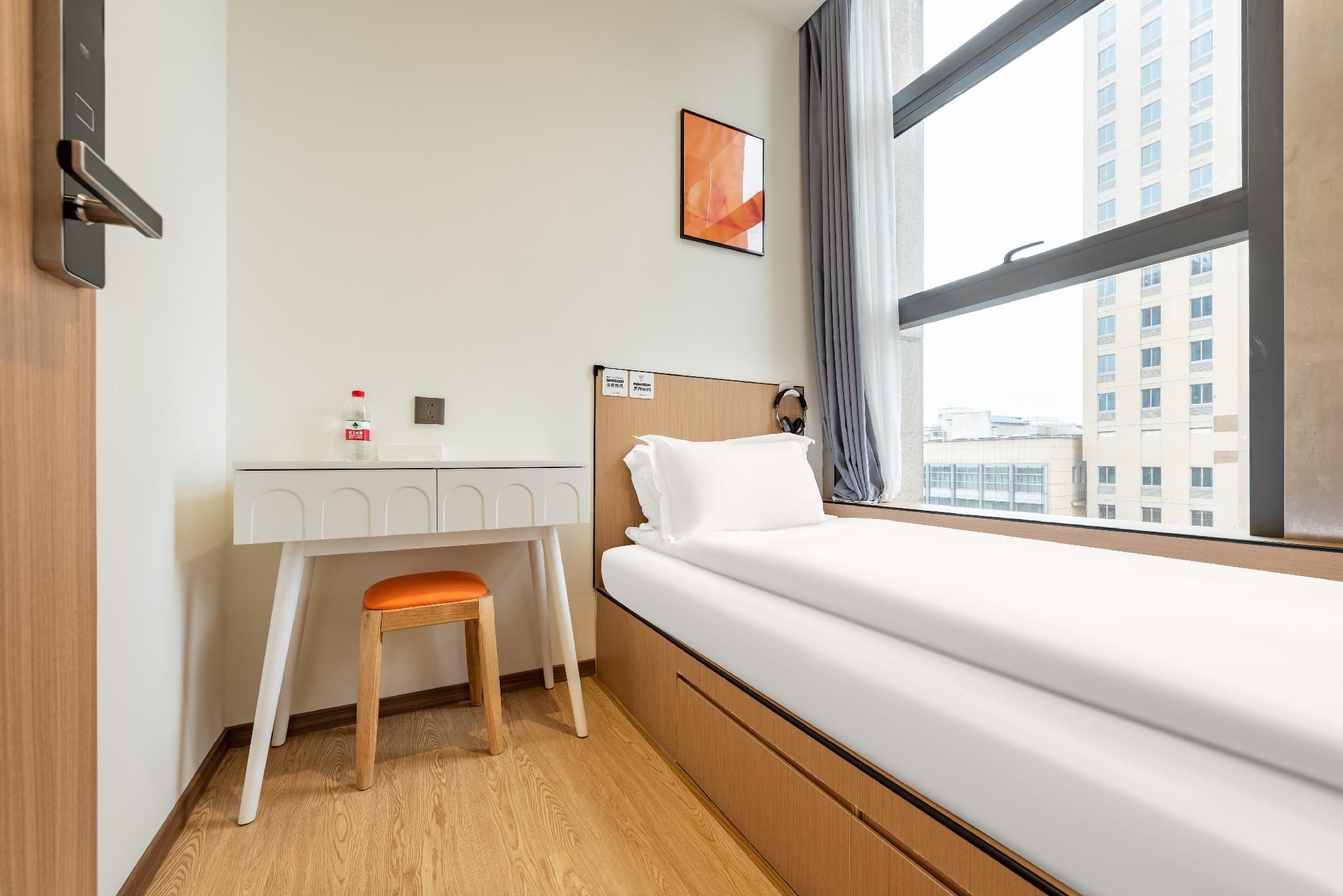 Comfortable Single Room - Shared Bathroom, Have Window