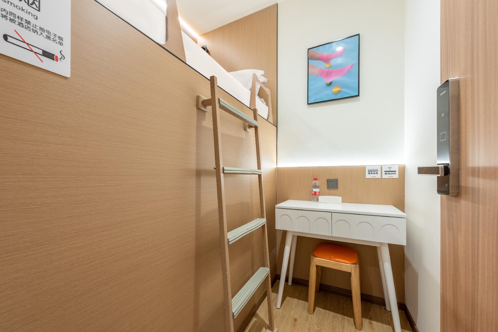 Z Scenic - Single Occupancy, Upper Bunk, Shared Bathroom, No Window